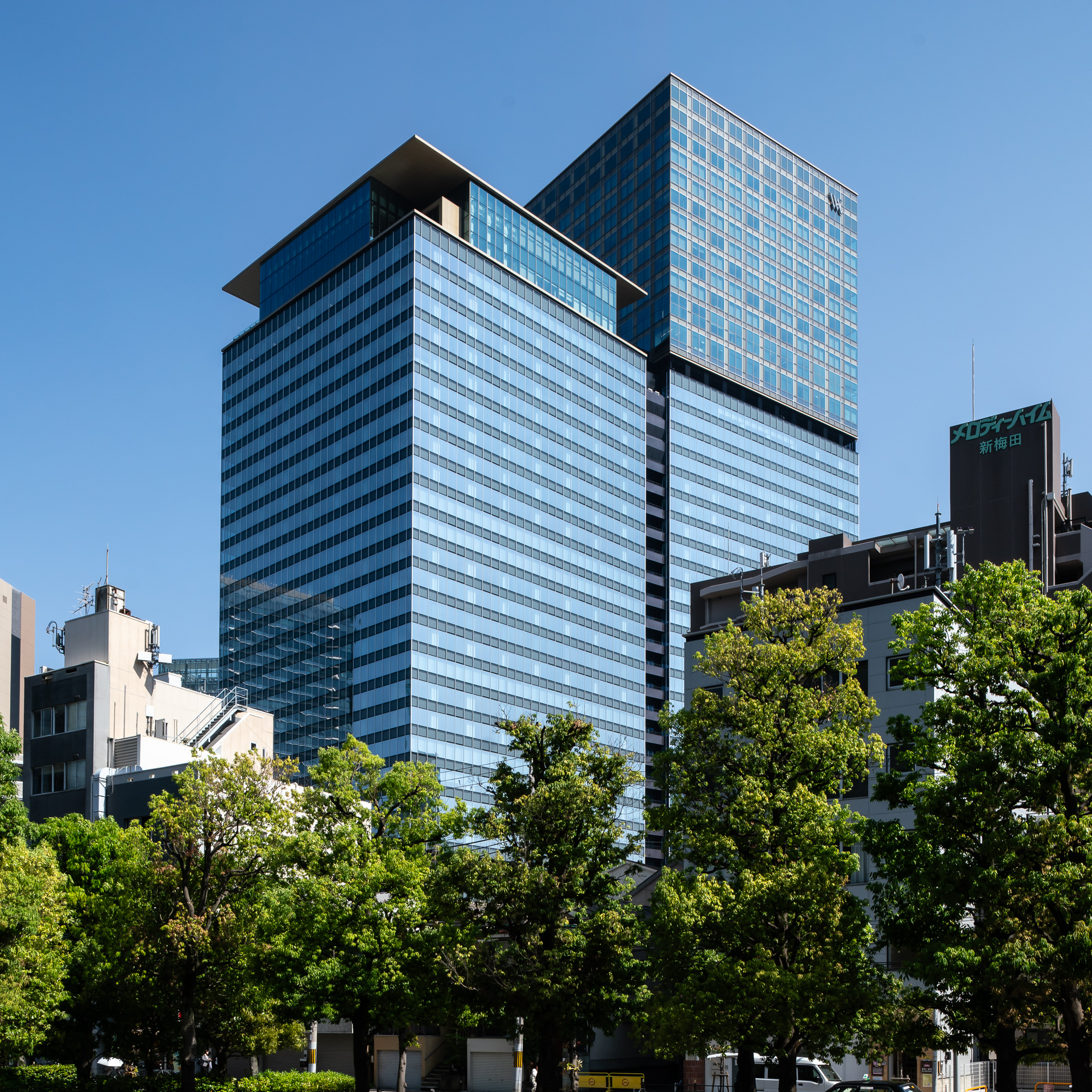 遠めに梅田スカイビル方面から見たところ。上層階部分が分かりやすい