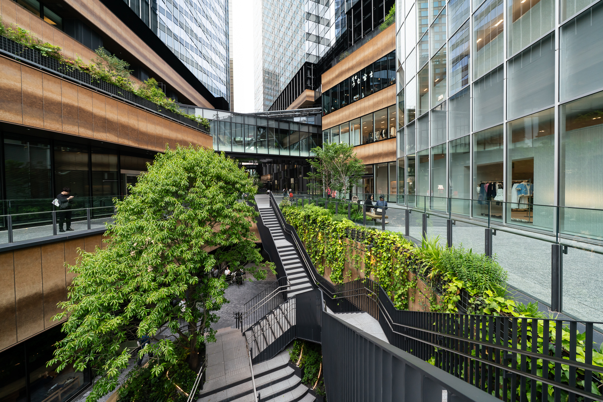 グラングリーン大阪南館の下層はモールとなっている