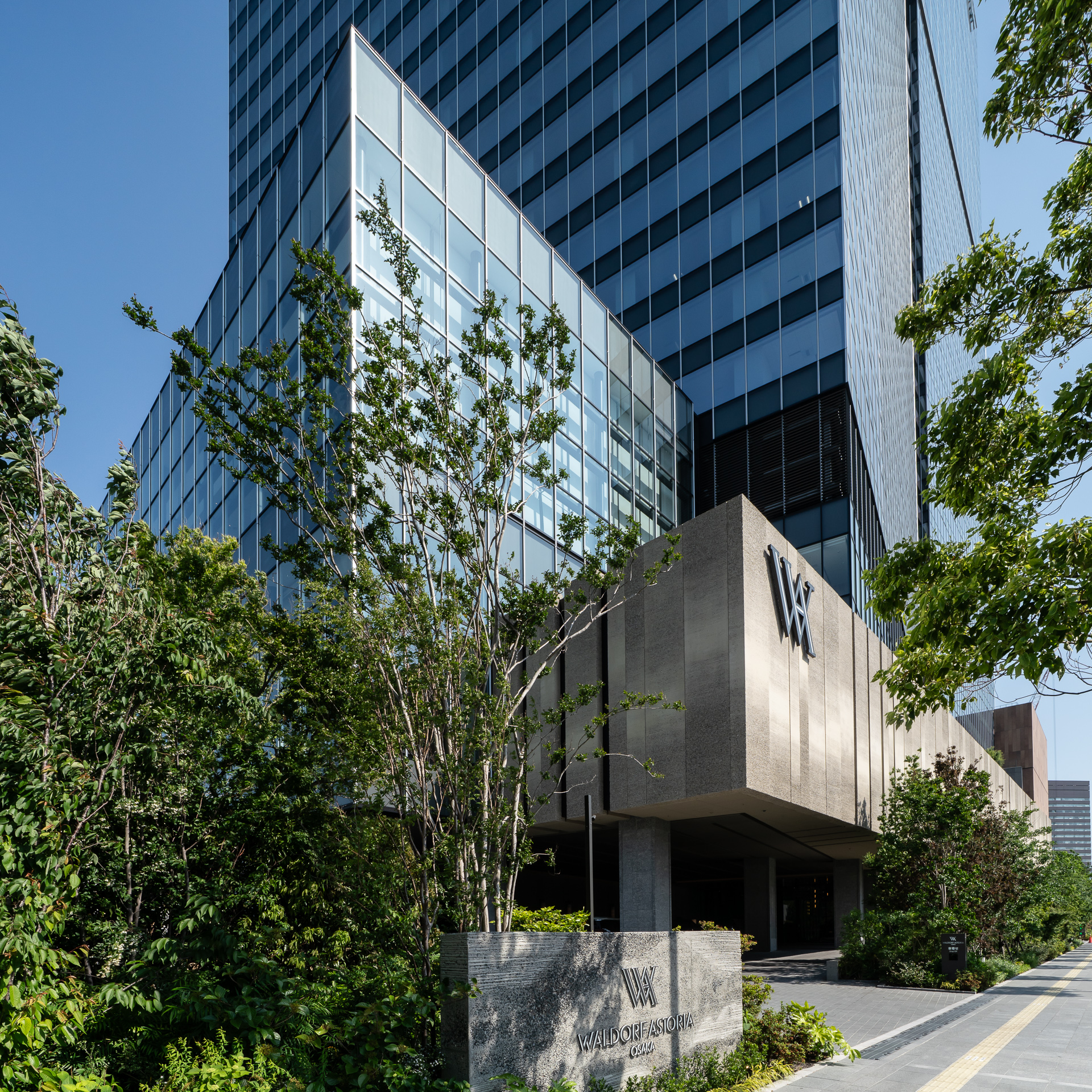 ホテル銘板と車寄せ