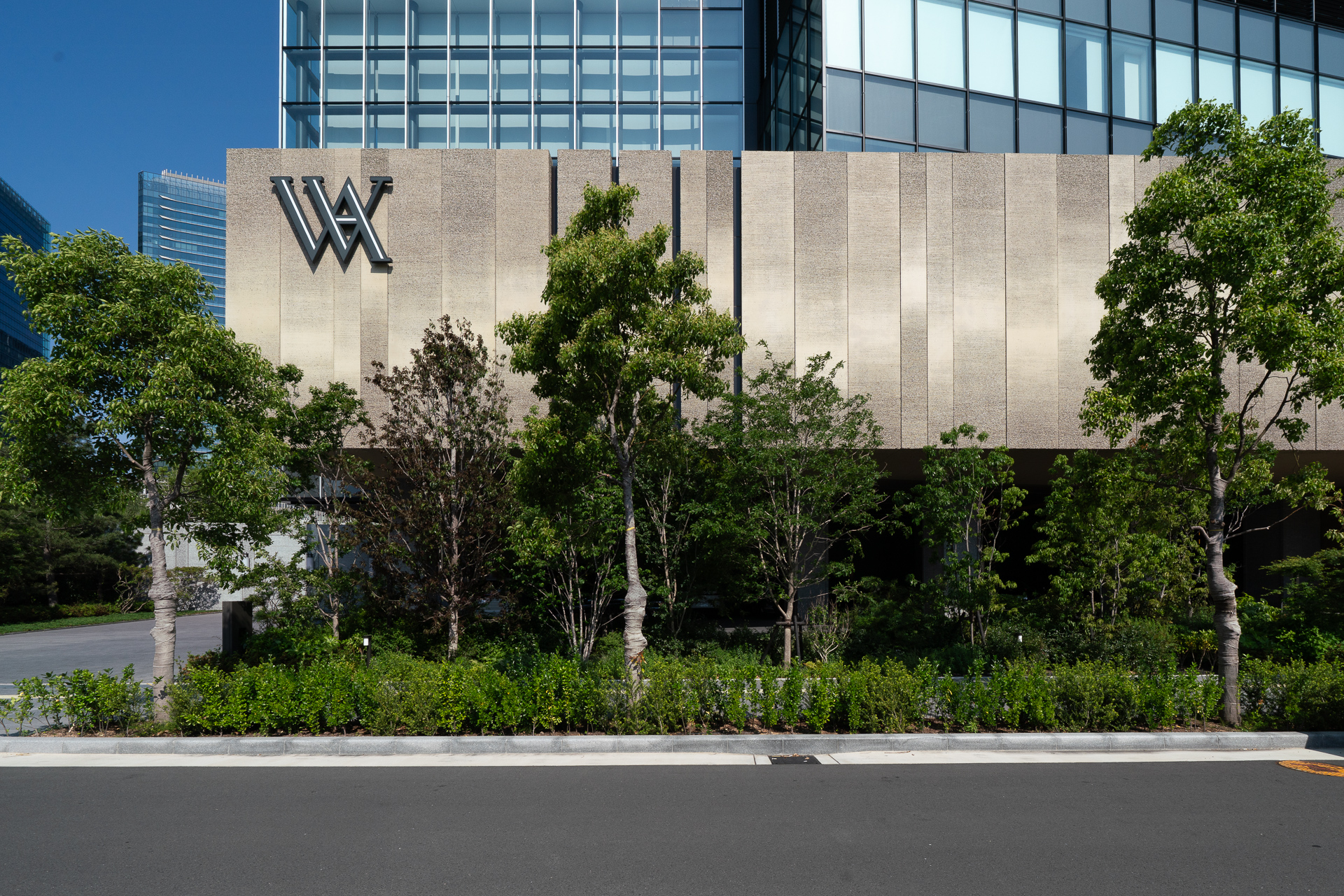 車寄せに「ウォルドーフ・アストリア」の「WA」ロゴ