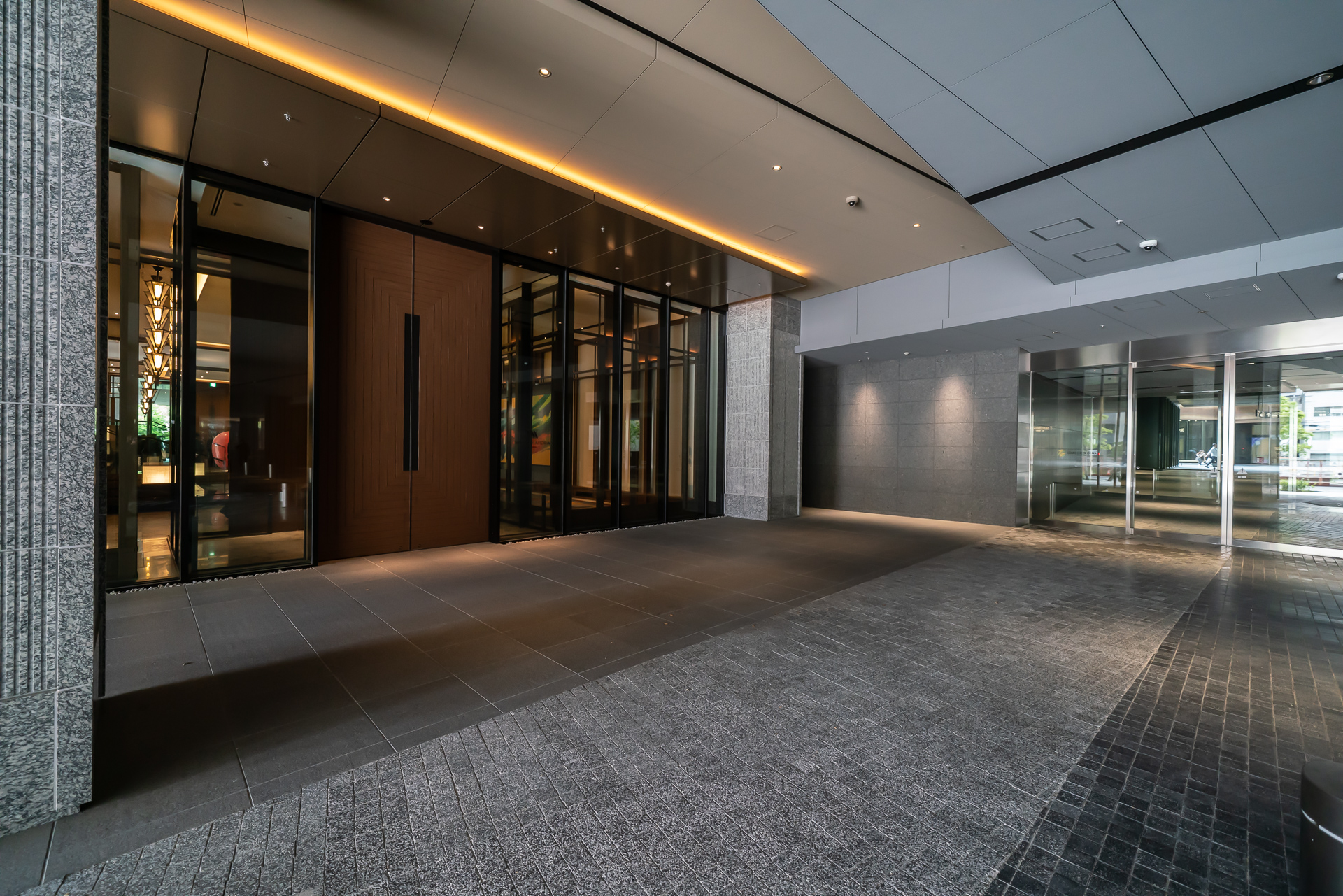 ちょうど反対側にもドアがある。こちらからはモールやオフィスフロアにアクセスできる