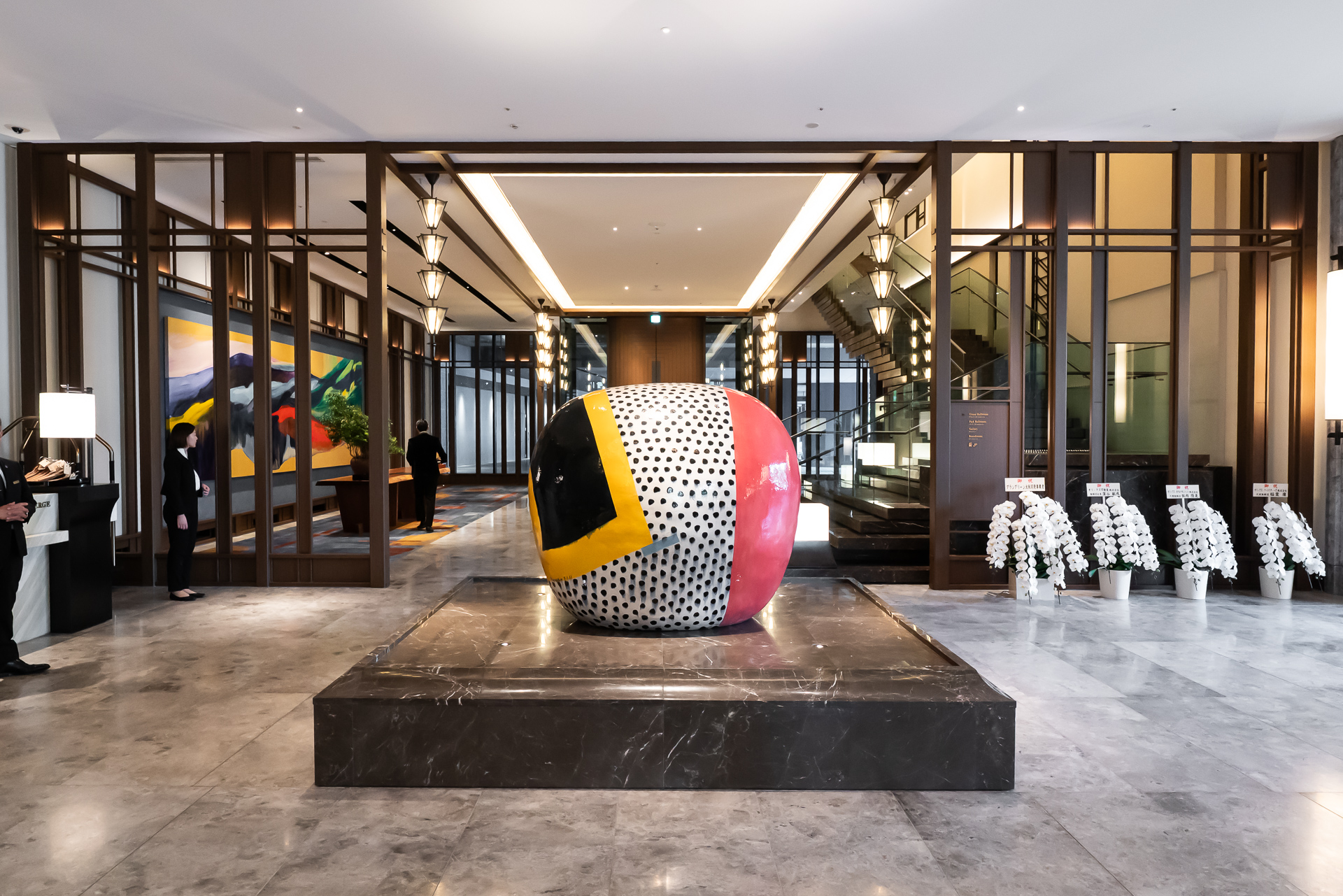 金子潤氏の大きなアートオブジェが出迎えてくれる