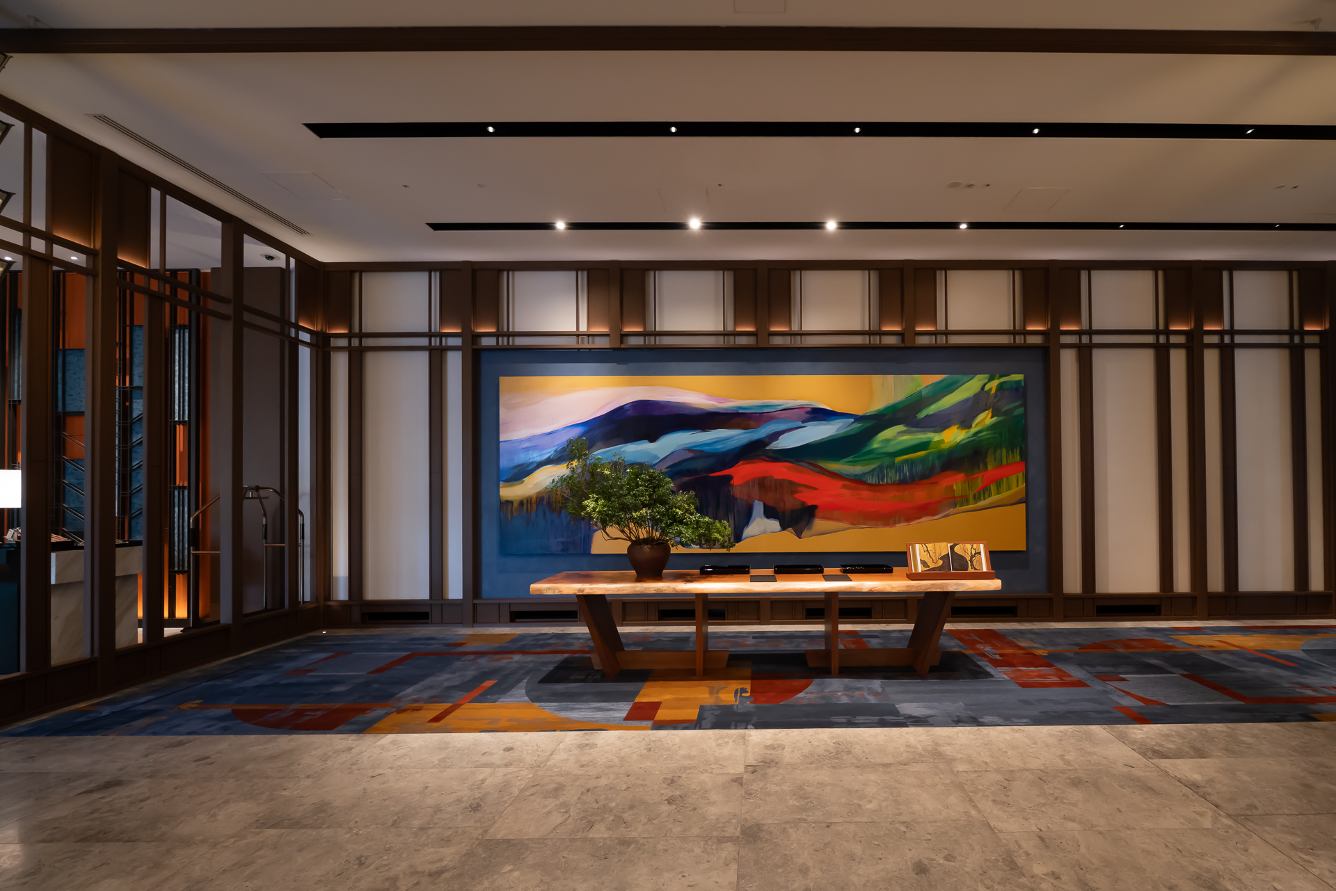 通路に和が感じられるアート