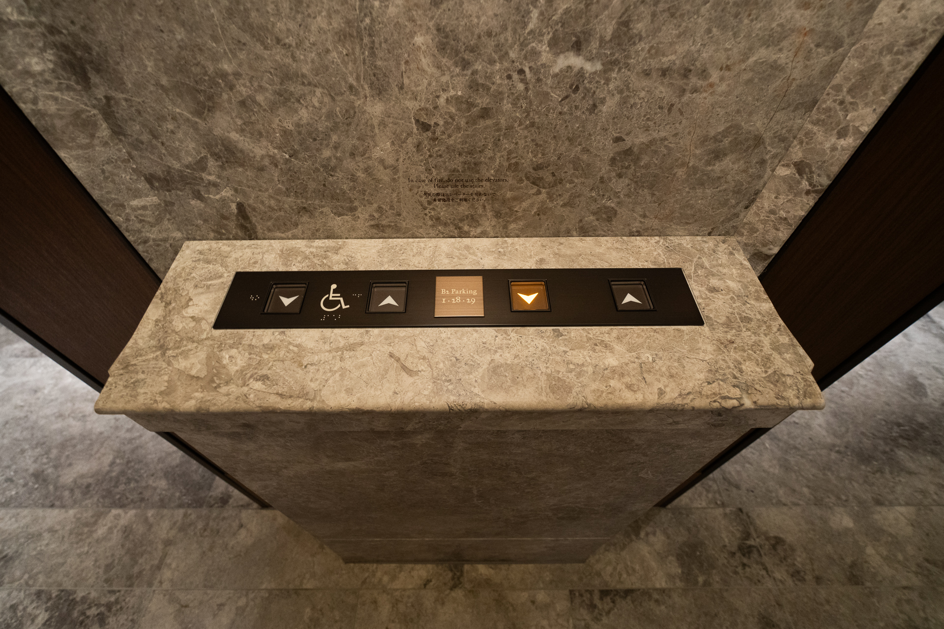 エレベーターの呼び出しボタンも押しやすく上向きに付いている