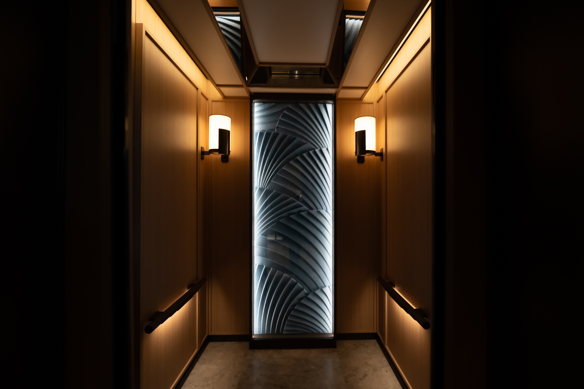 エレベーターカゴ内も美しい