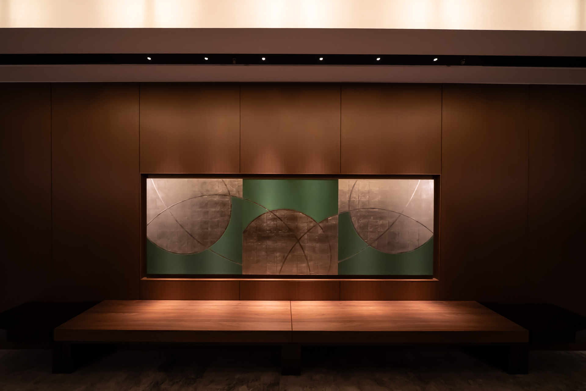 エレベーターホールにベンチがある階も