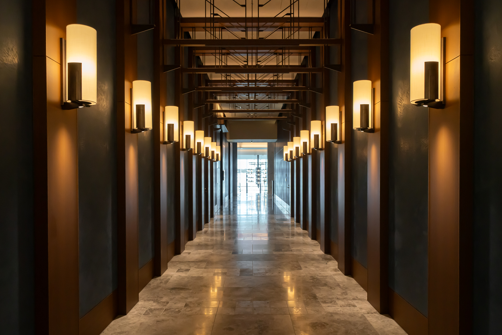 29階のレストランなどに続く廊下。照明が密で重厚感がある