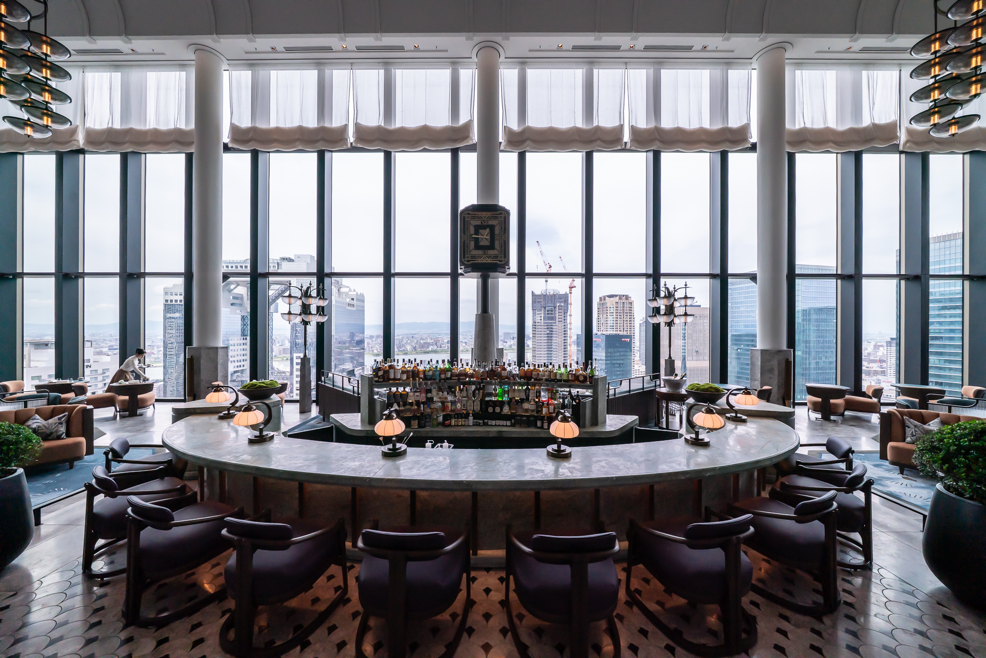 中央にはバーカウンターがある。床はピーコック（クジャク）模様