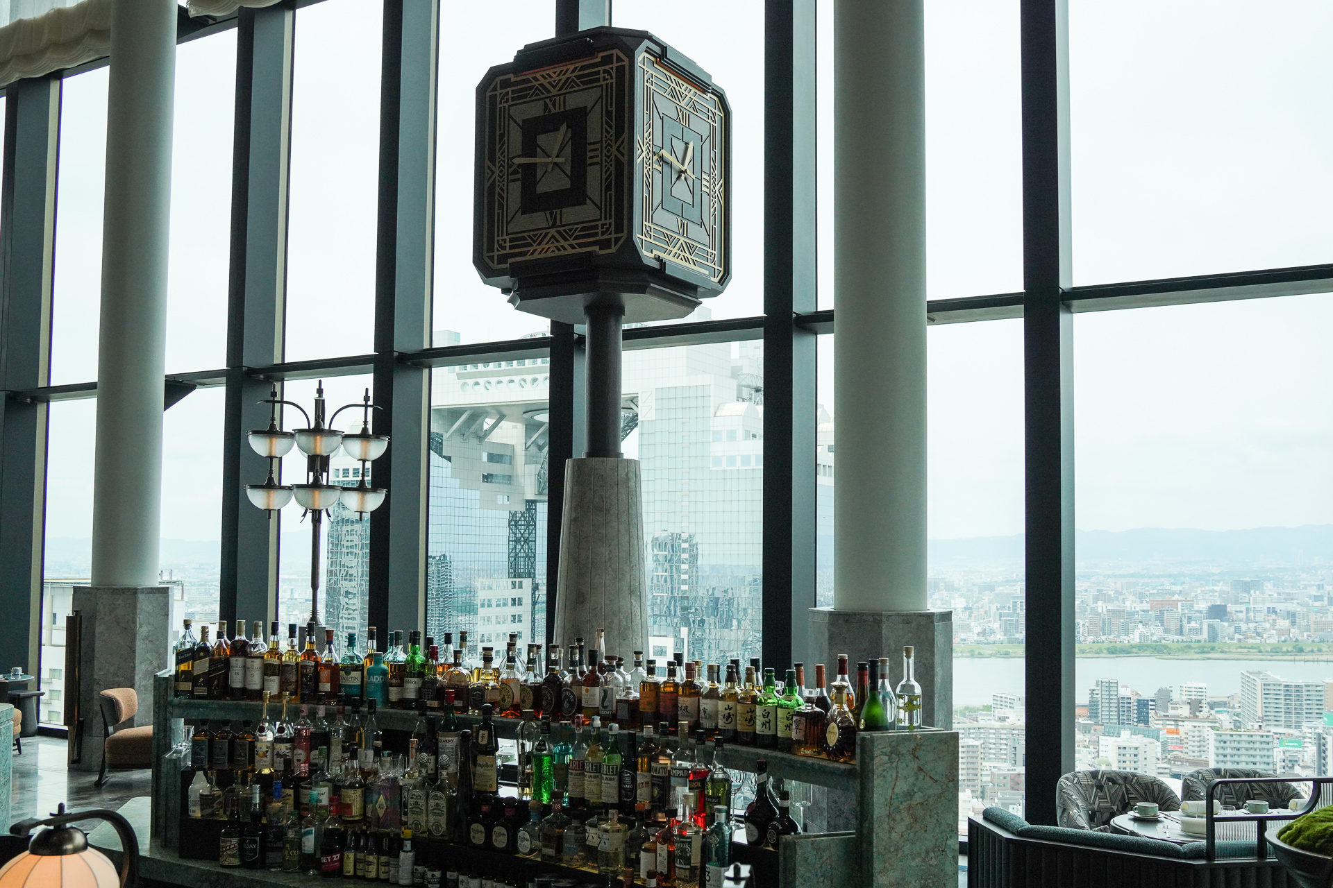 かつての「ピーコック・アレー」にあった大時計をイメージ