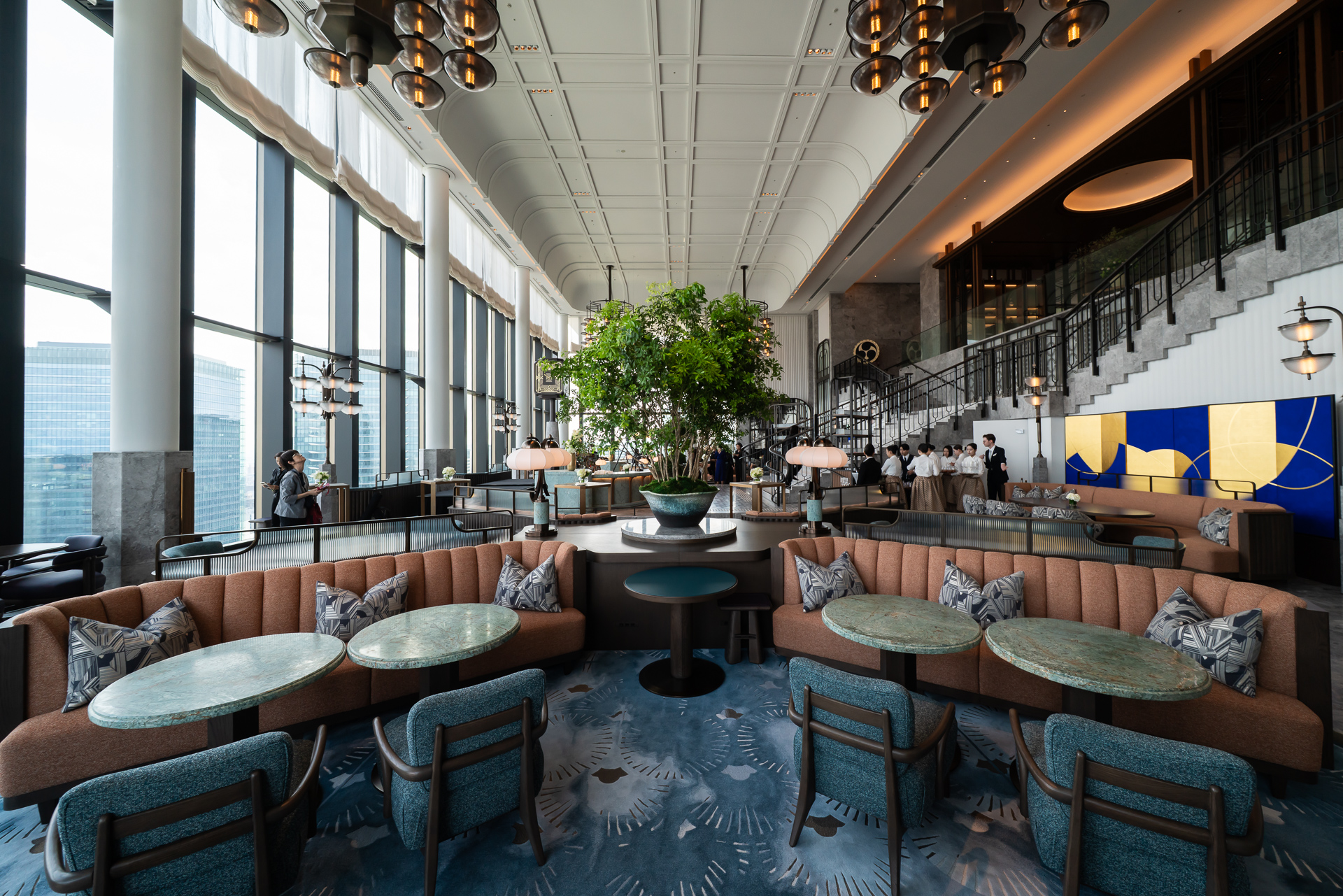 大きなアーチ型のソファ