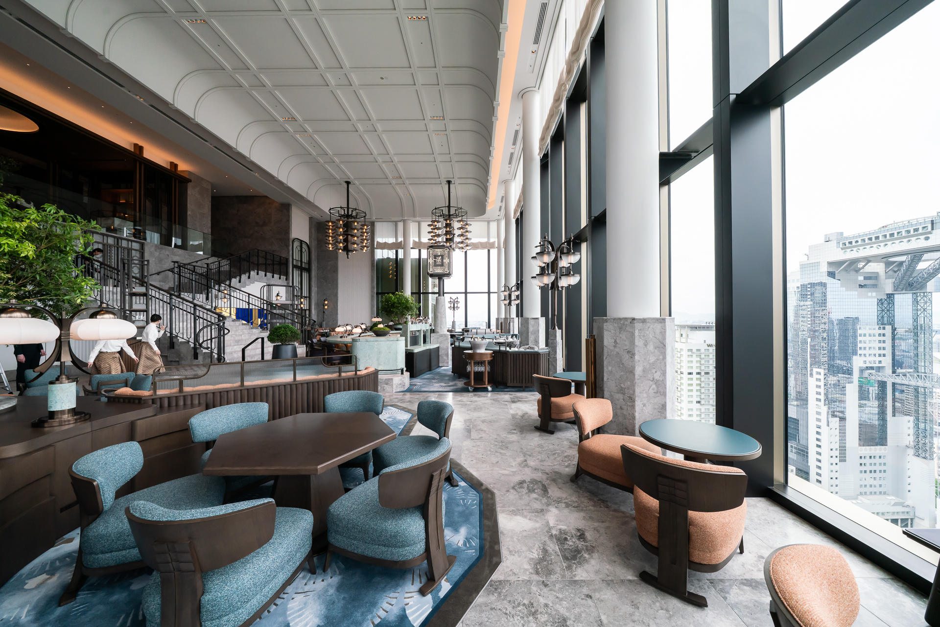 窓向きの席も豊富