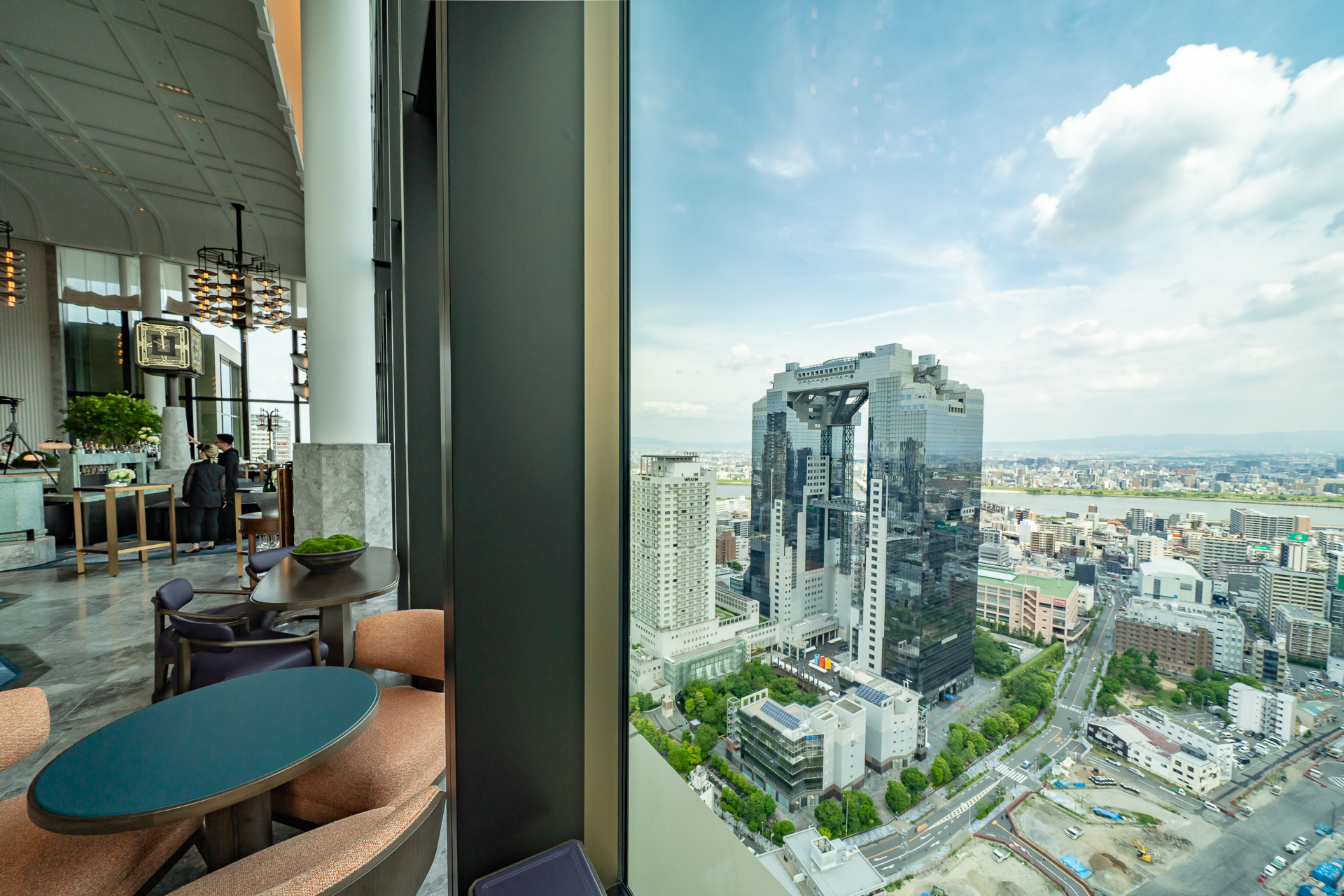 席からの眺めはこのような感じ。梅田スカイビルが見える