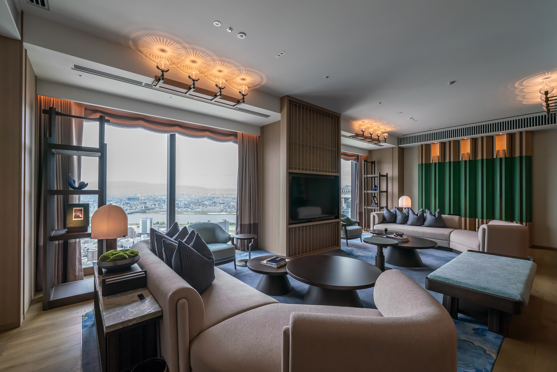 「プレジデンシャル・スイート」の客室。広いリビングルーム