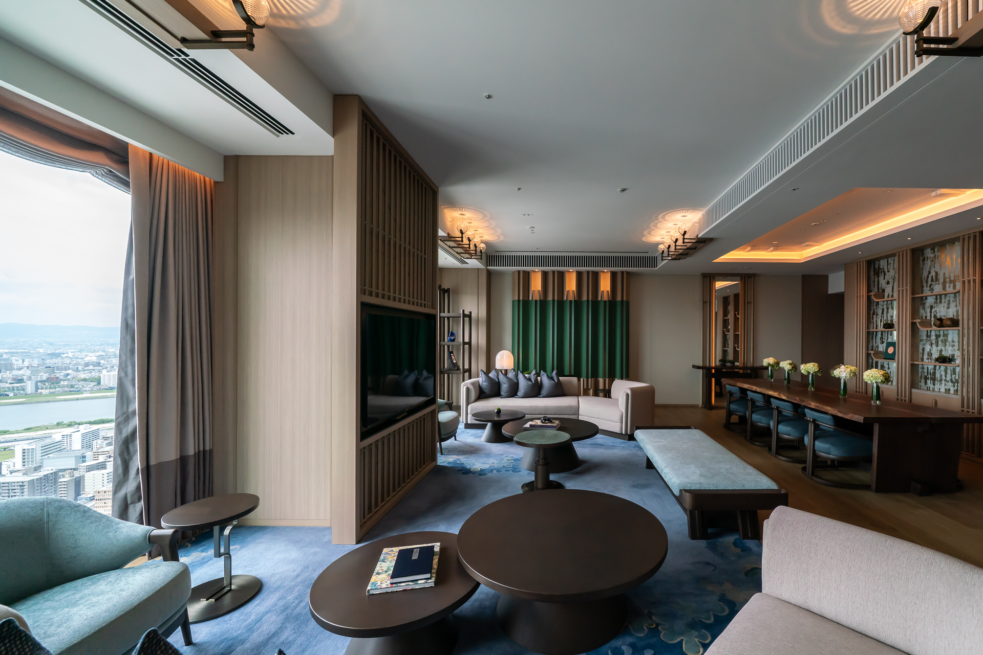 窓は天井まで続く。ダイニングテーブルがある