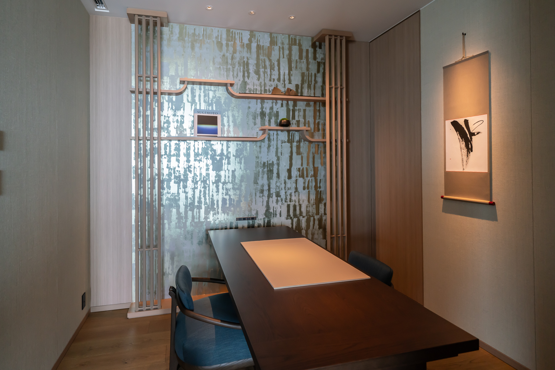 別室で執務用のデスクのある部屋がある