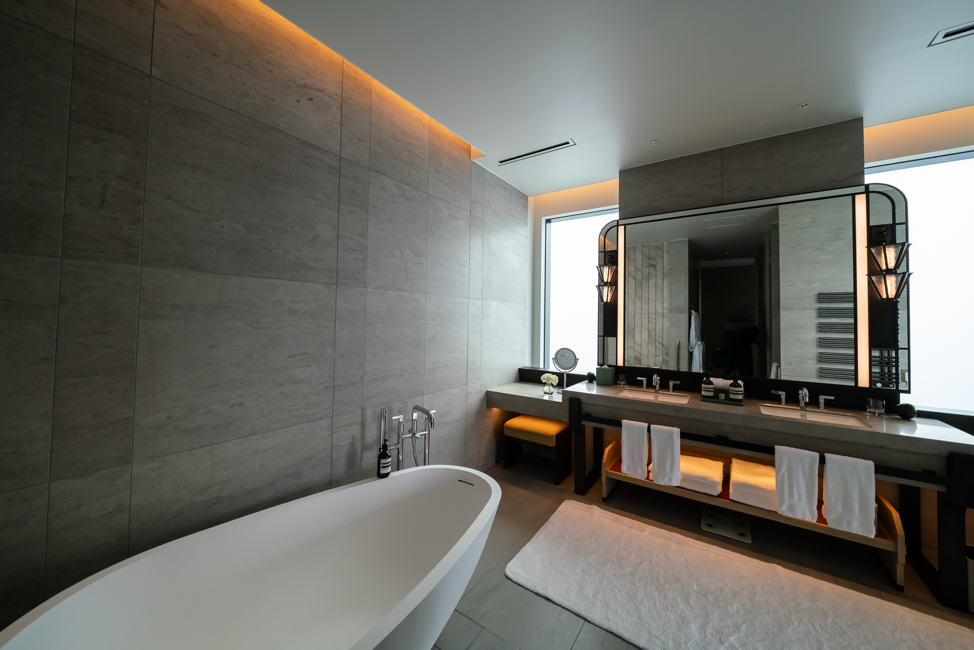 ダブルシンク洗面台と広い浴槽のバスルーム