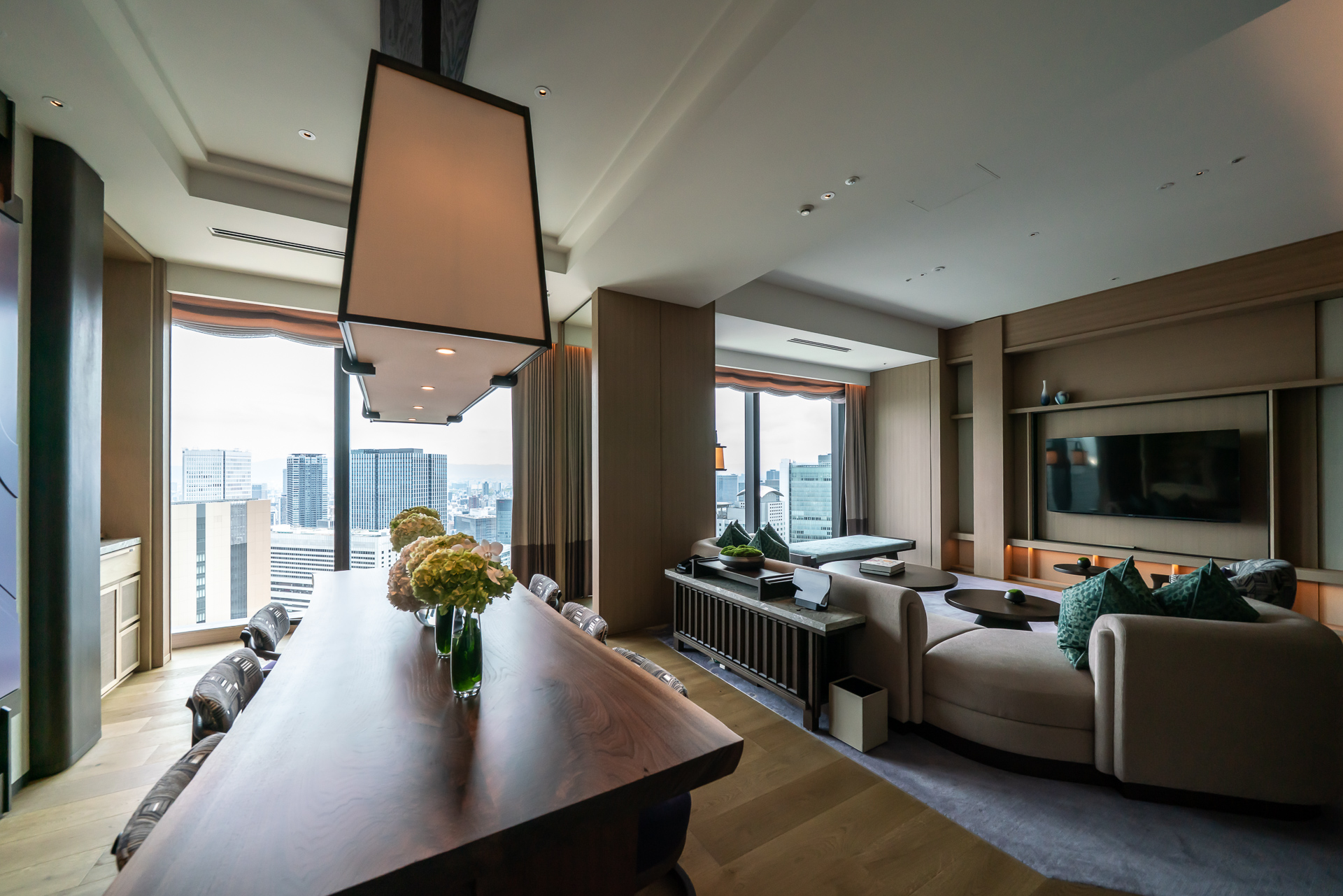 奥にダイニングテーブルがある