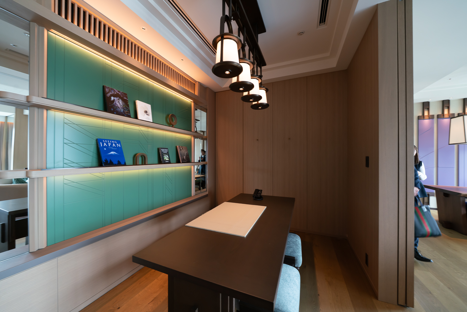 横に軽く仕切りのあるデスクスペースがある