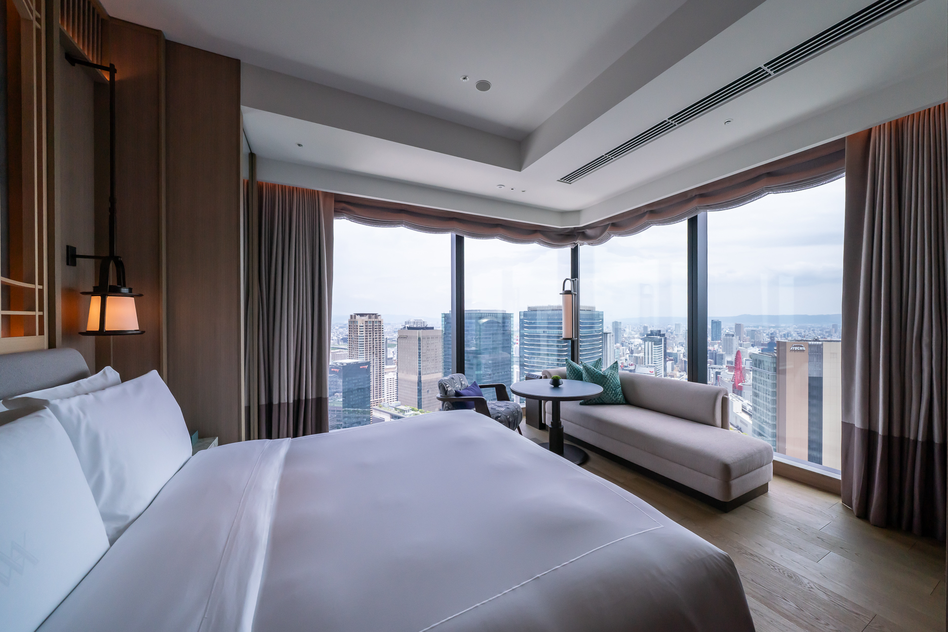 ベッドルームは独立している。キングサイズのベッドから広い眺望が楽しめる