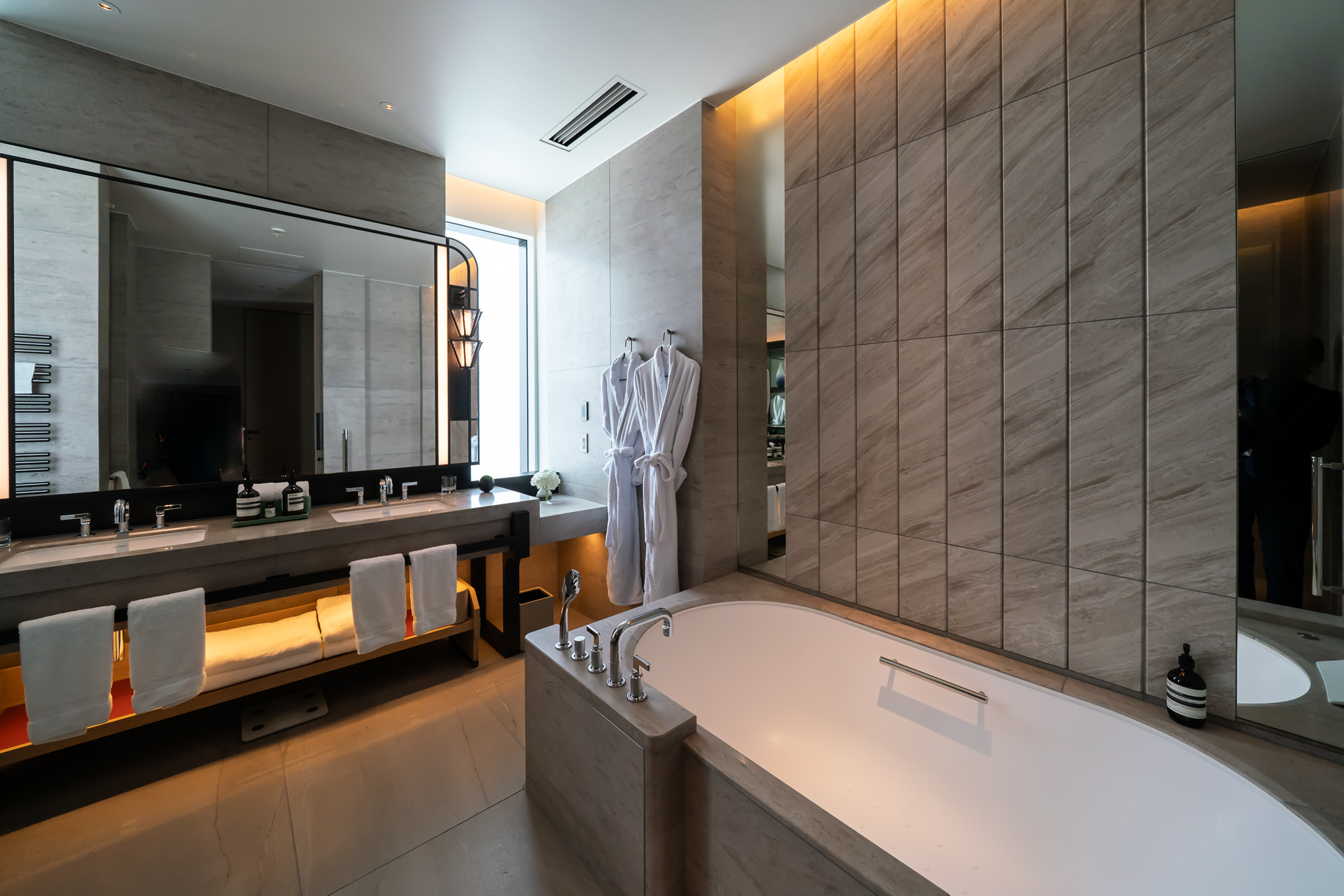 広い浴槽のバスルーム