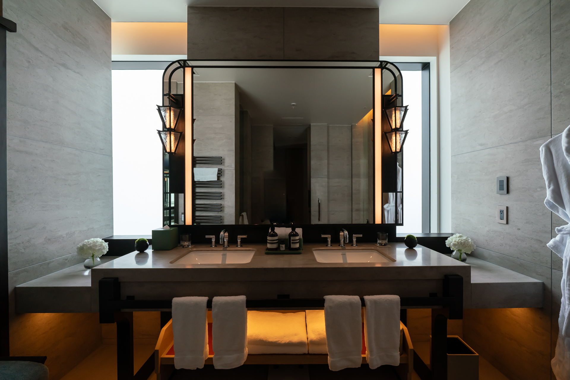 洗面台はダブルシンクで明るく広い