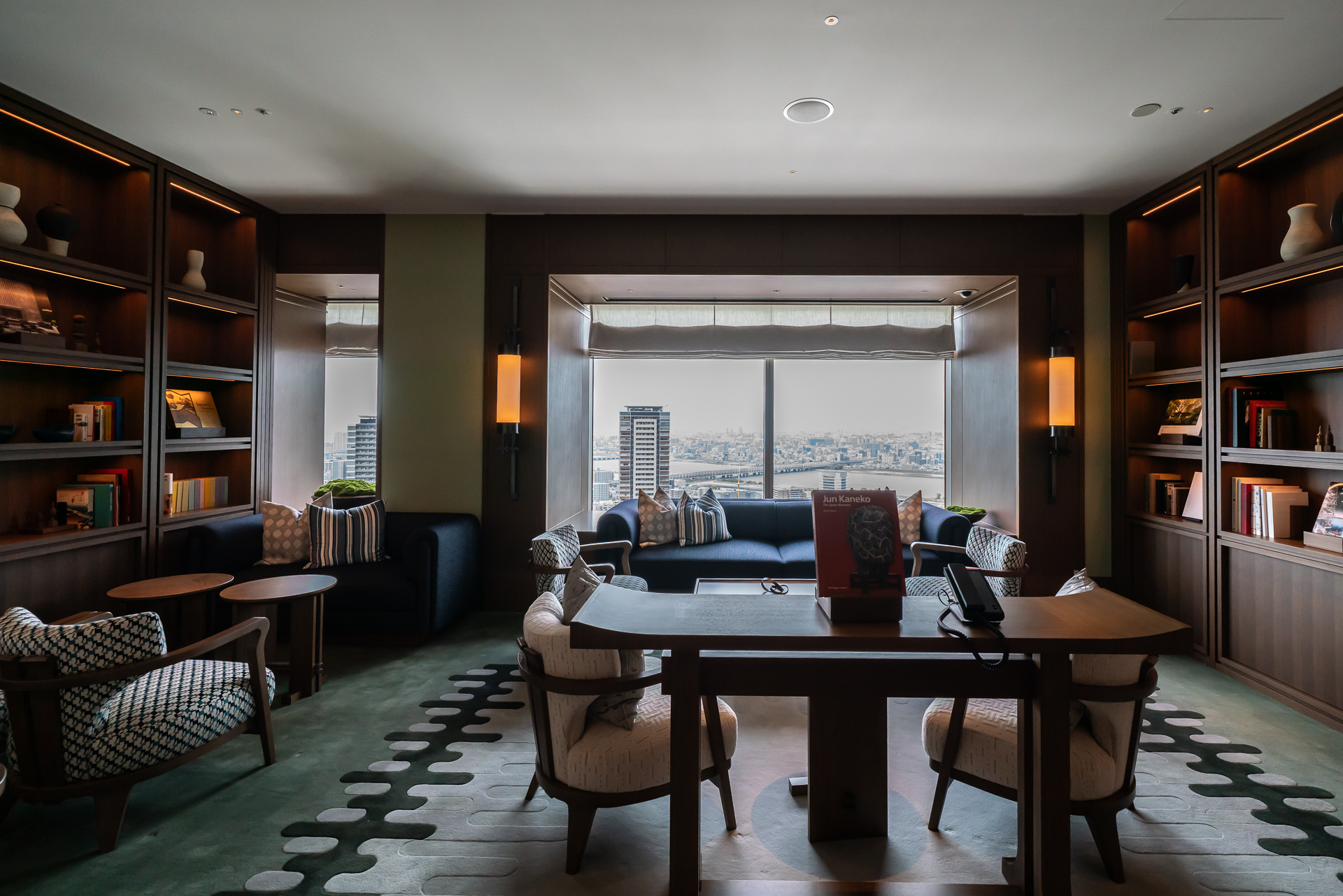 30階にあるライブラリーのコーナーは、宿泊者は自由に利用できる