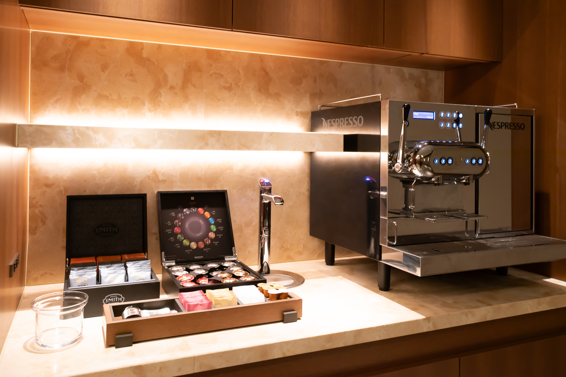 ネスプレッソのコーヒーやスミスの紅茶を自由に楽しむことができる