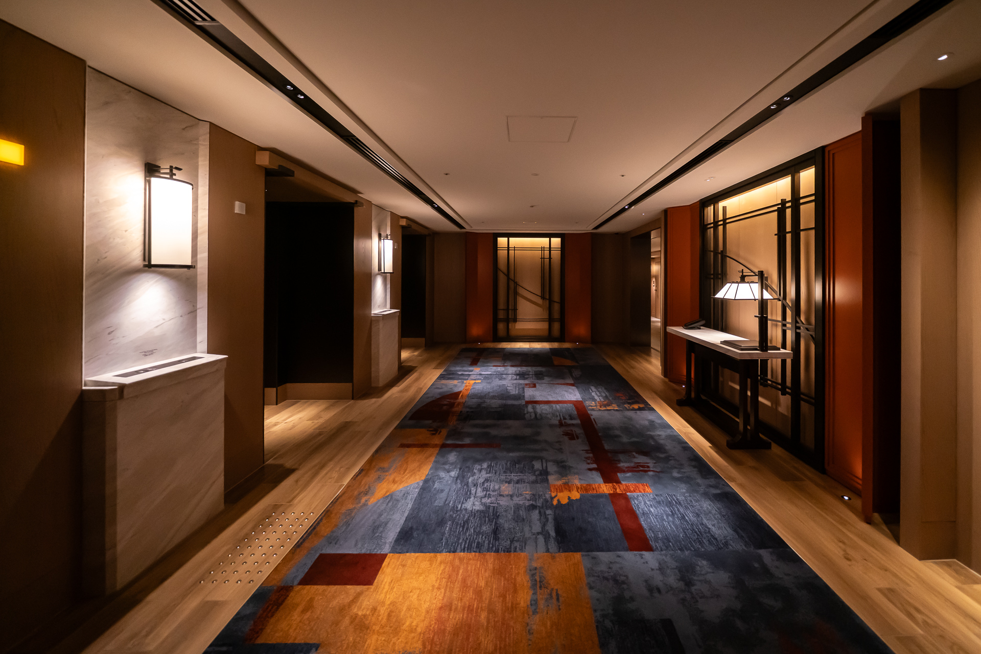 エレベーターホールも広めで重厚感がある