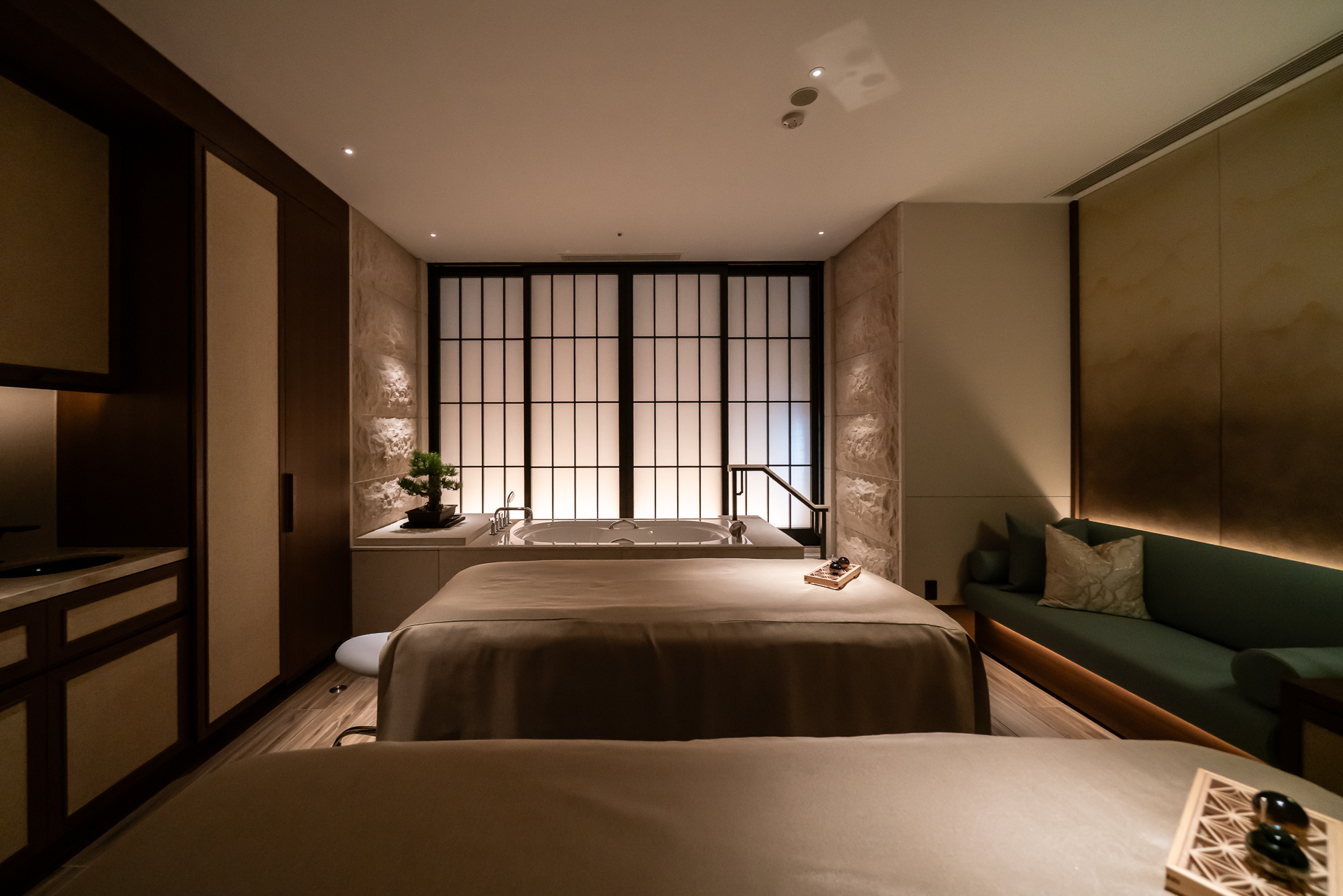 「ウォルドーフ・アストリア・スパ」のカップル向けの施術室