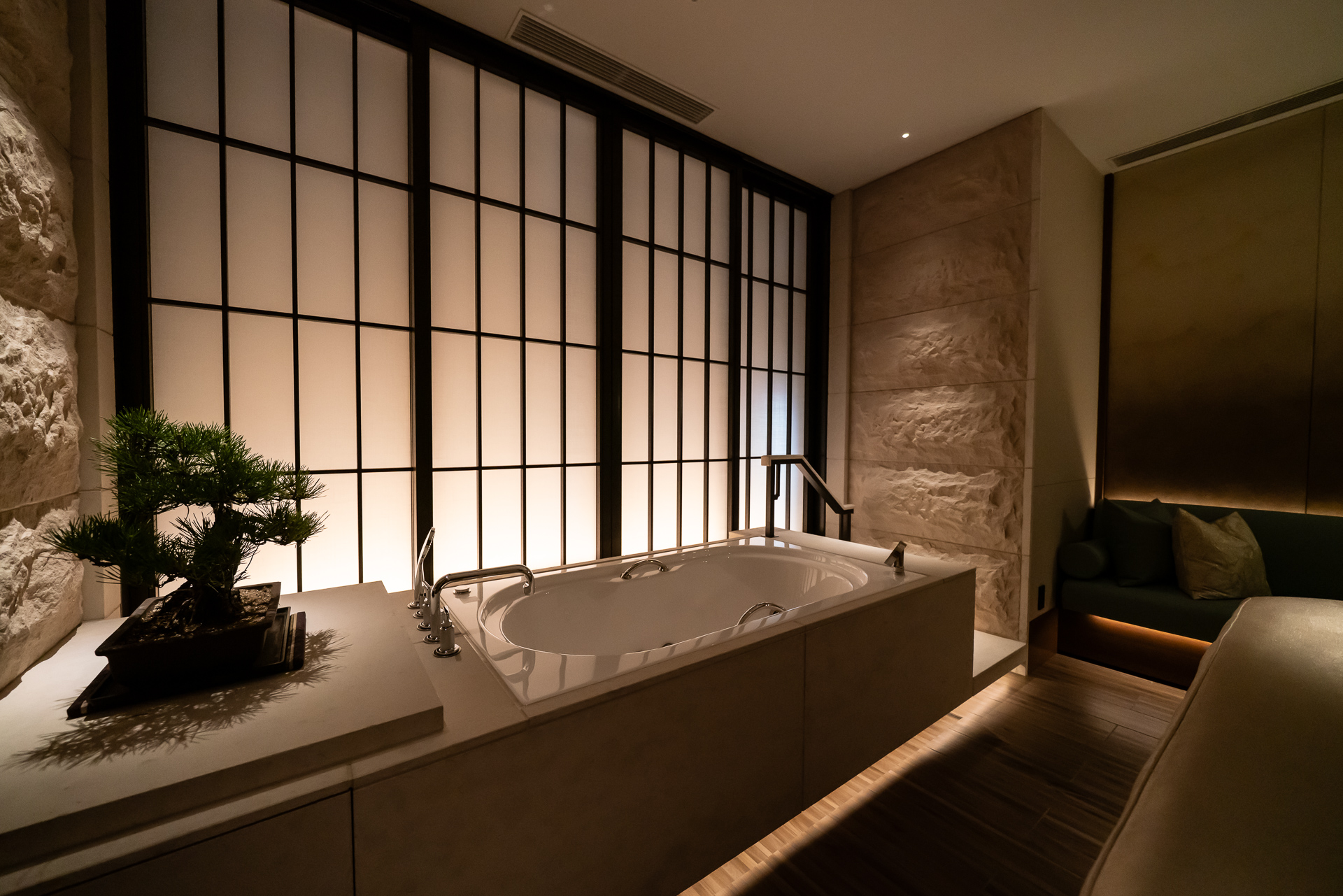 施術室内には浴槽も用意されている