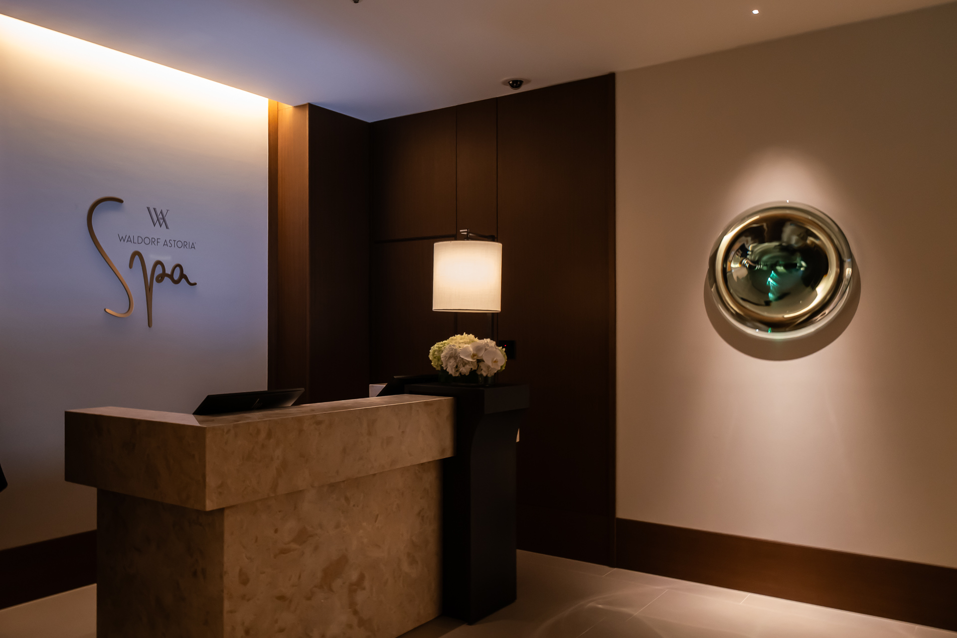 スパの受付カウンター。プールの受付もこちらで行なう