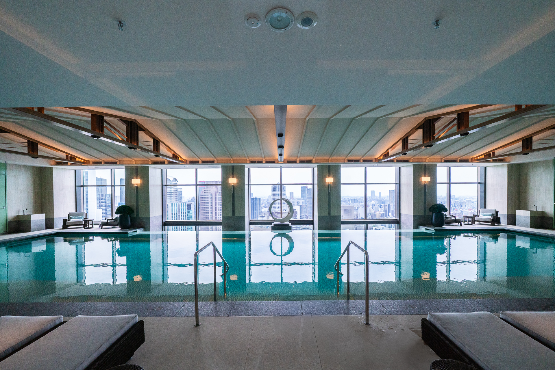 屋内プールからも眺望が楽しめる