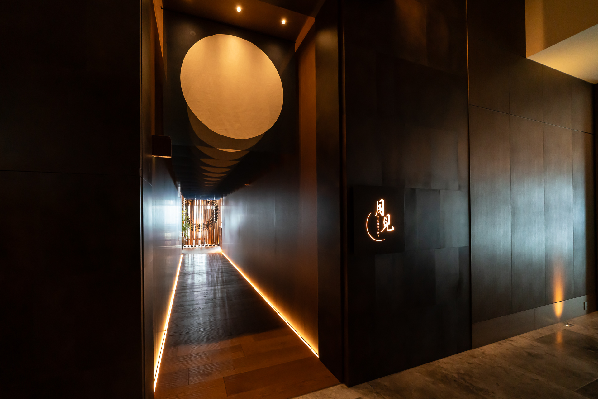 29階廊下の途中に不意に現われる満月のれんを掲げた「月見」の入口