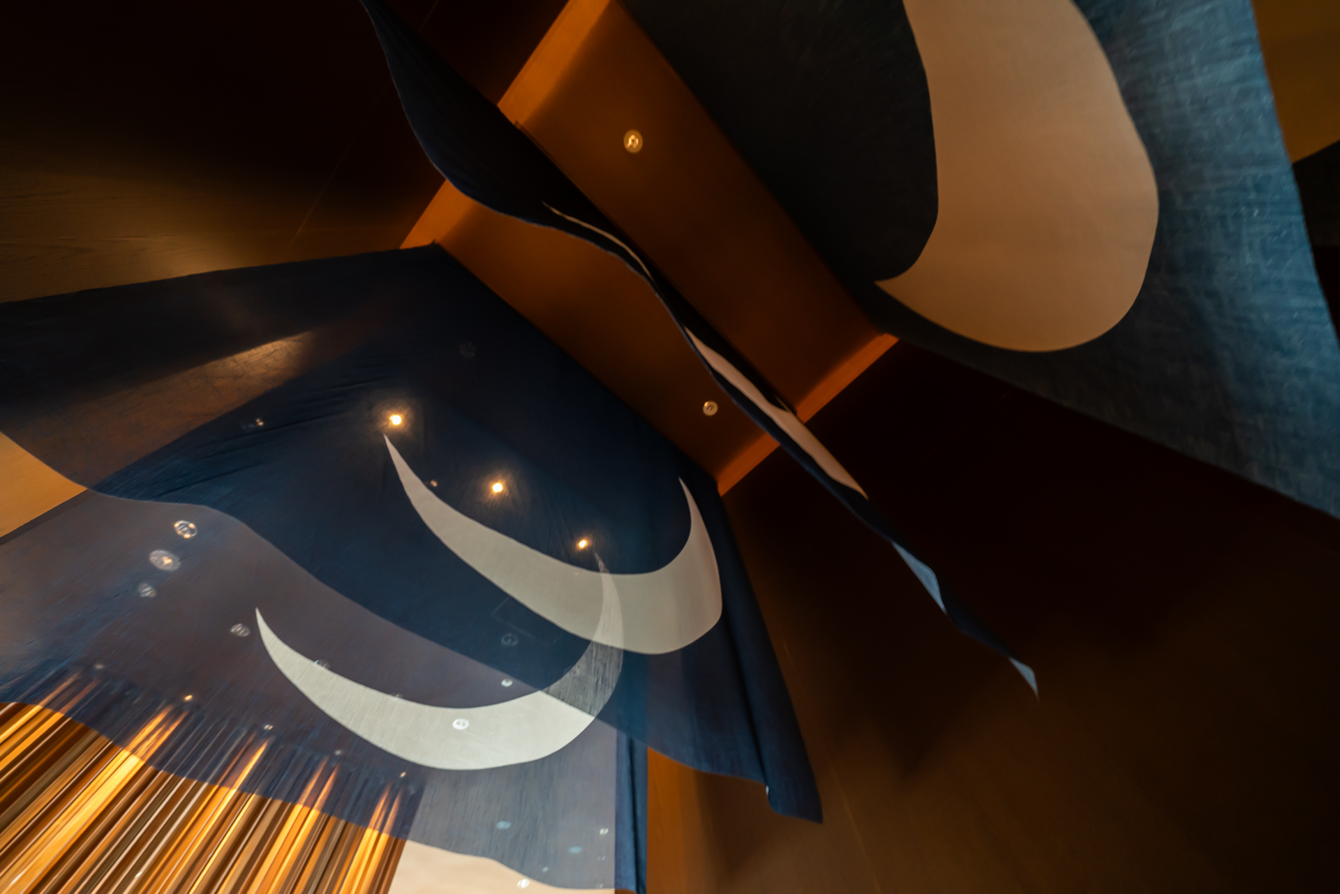 のれんはグラデーションで月の満ち欠けが表現されている