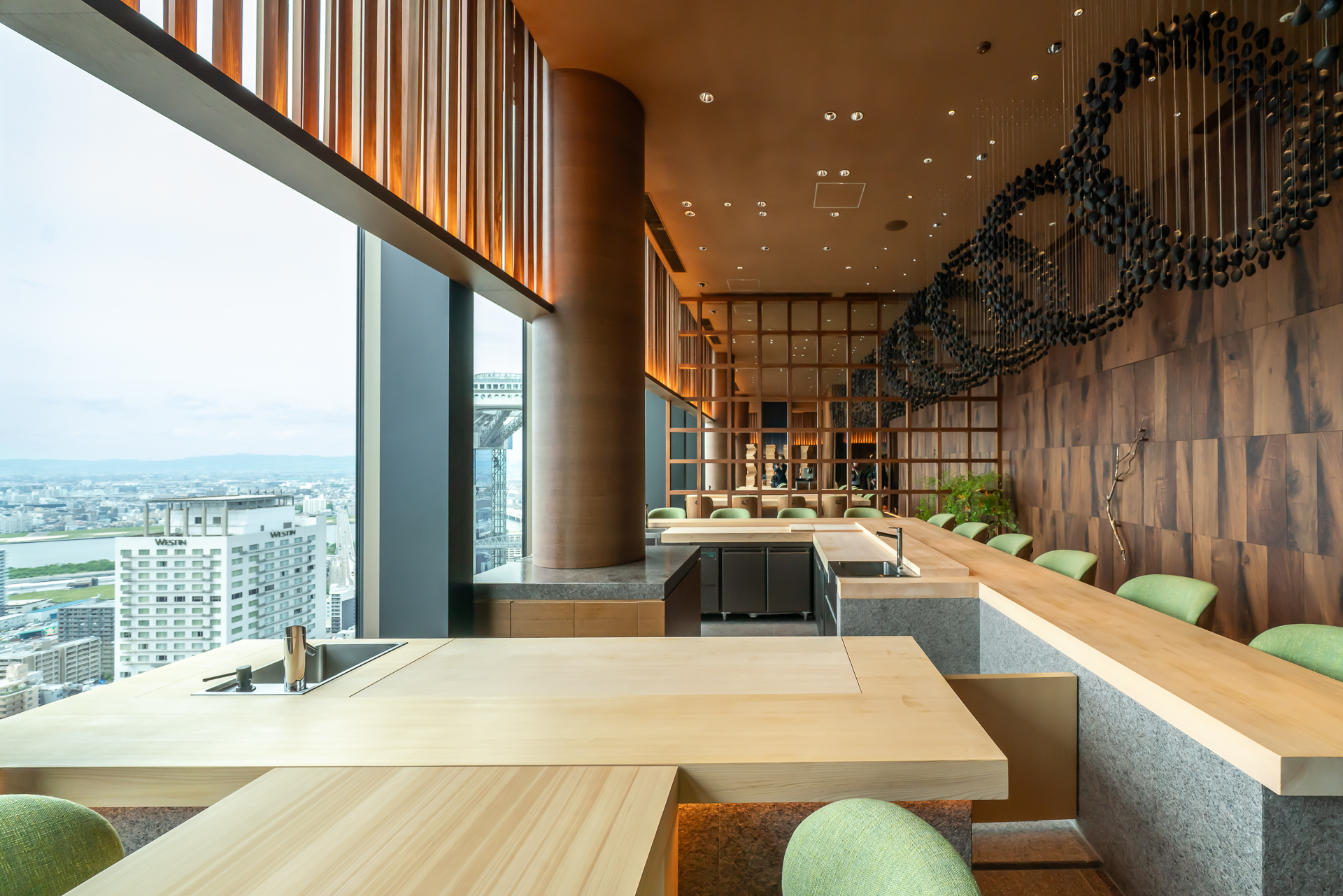 「月見」のモダンな寿司カウンター。眺望も抜群だ