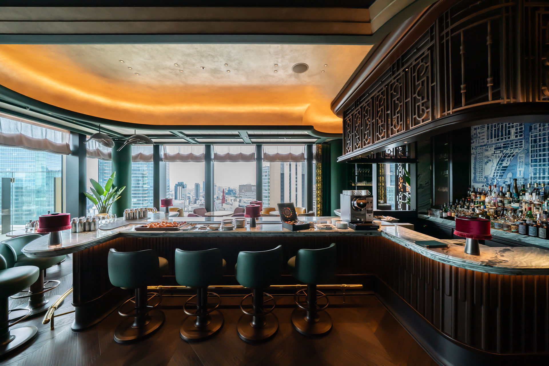 隠れ家のようなバー「ケーンズ＆テイルズ」