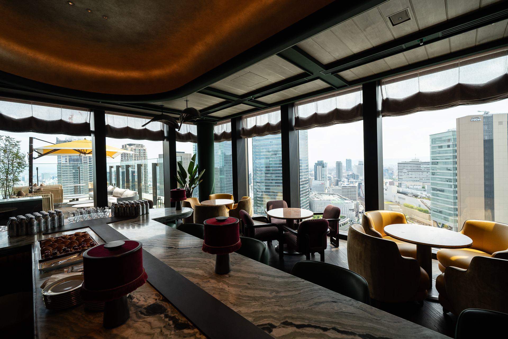 眺望は抜群。バータイムの夜景は格別だろう