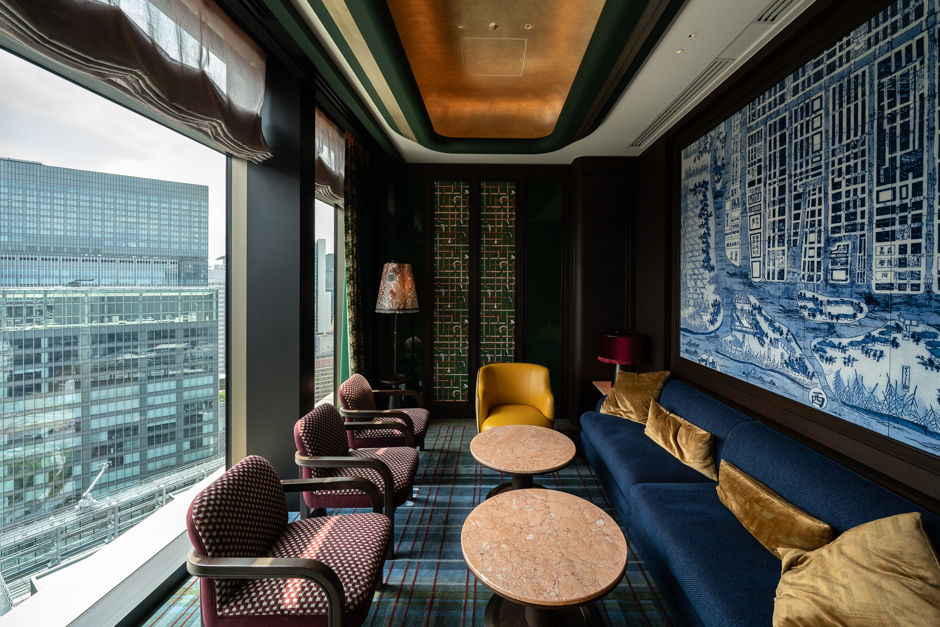 囲われた小さな部屋もある。大阪の古地図のデザインタイルが掲げられている