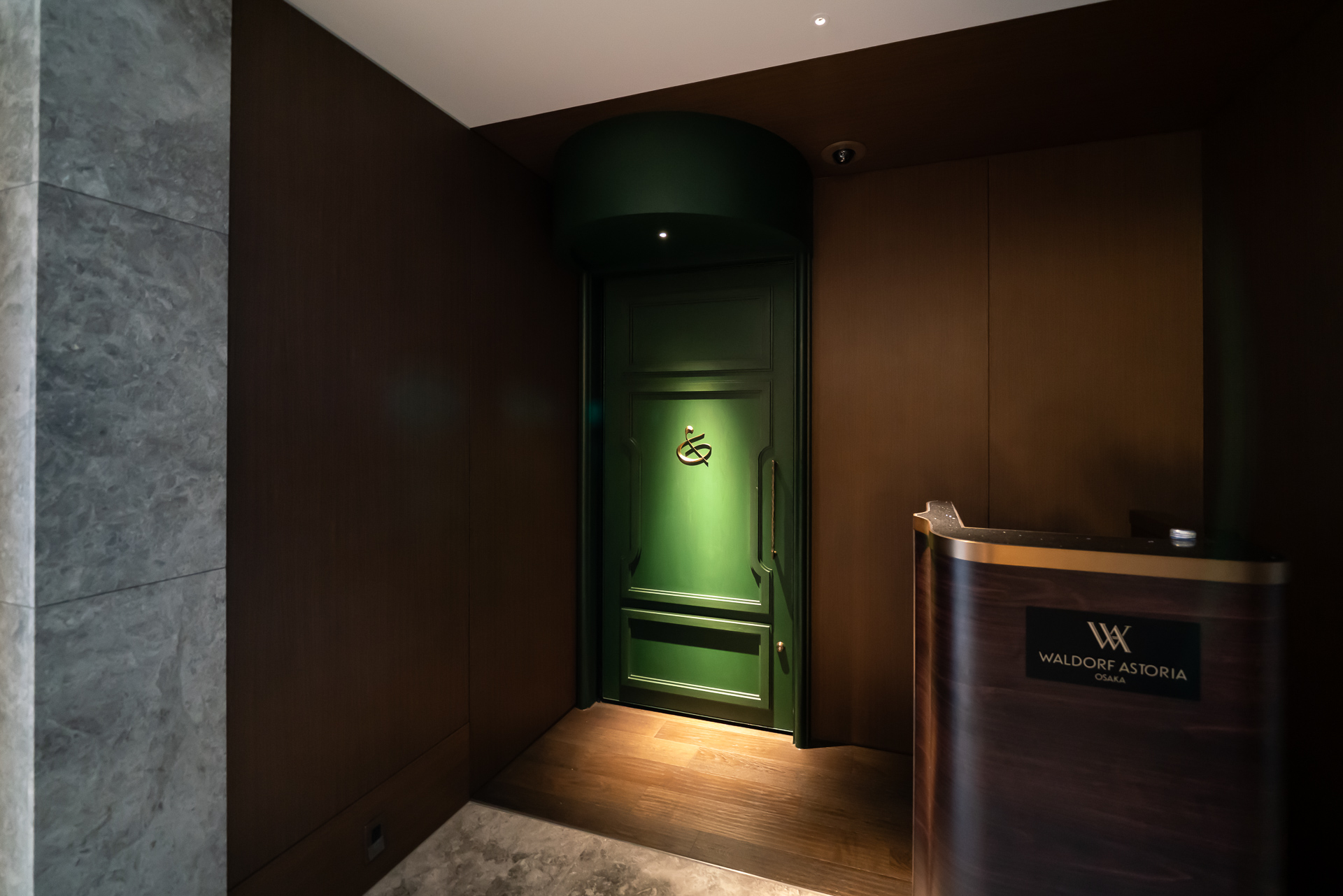 「ケーンズ＆テイルズ」の入口。よく探さないと分からない。表示はロゴのみ