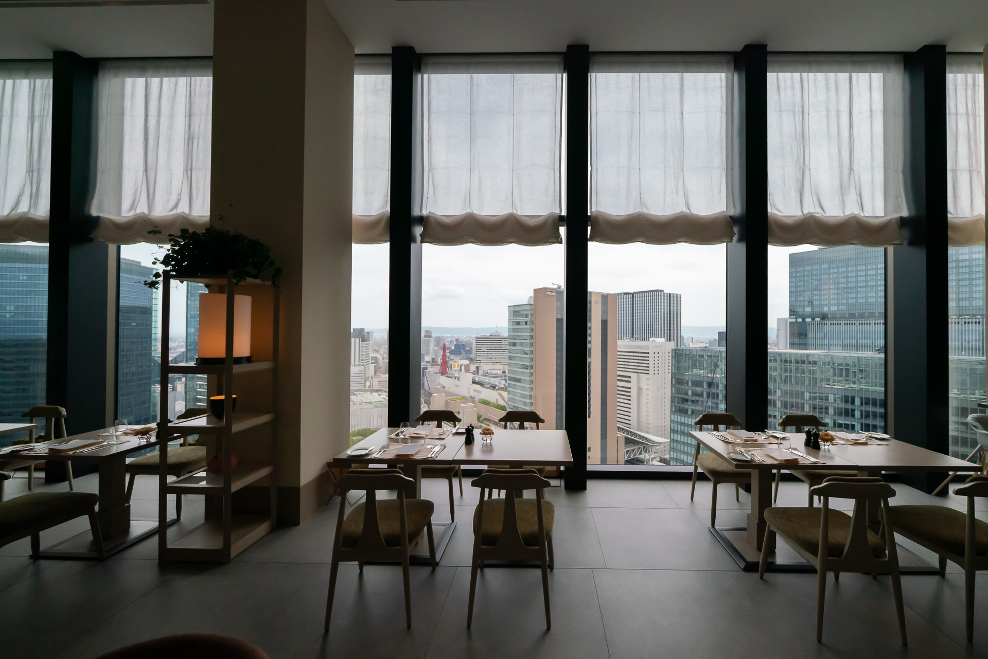 眺望のよい窓際席もある