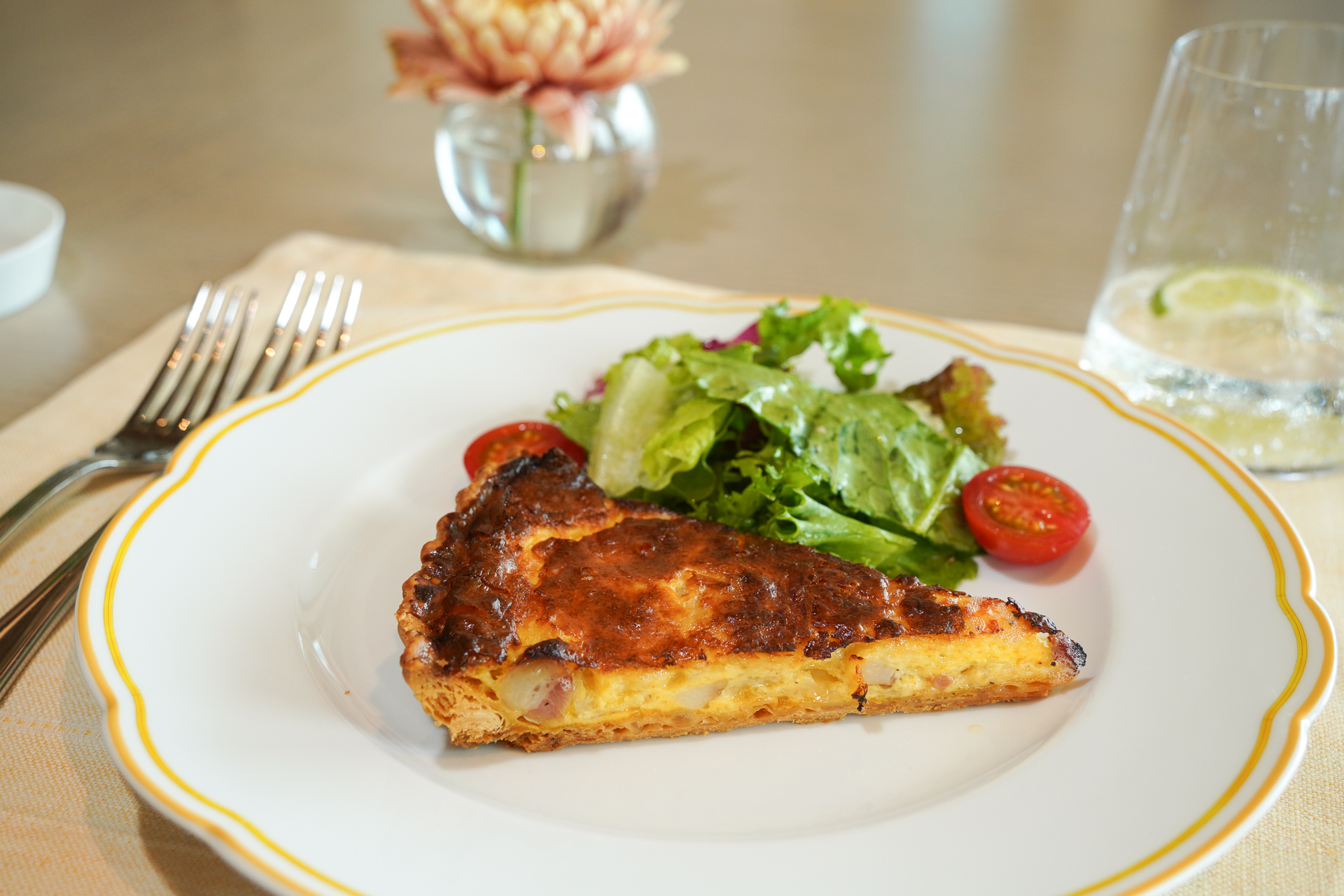 前菜のキッシュロレーヌ、スモークベーコンと熟成コンテ。かなり濃厚な味わい