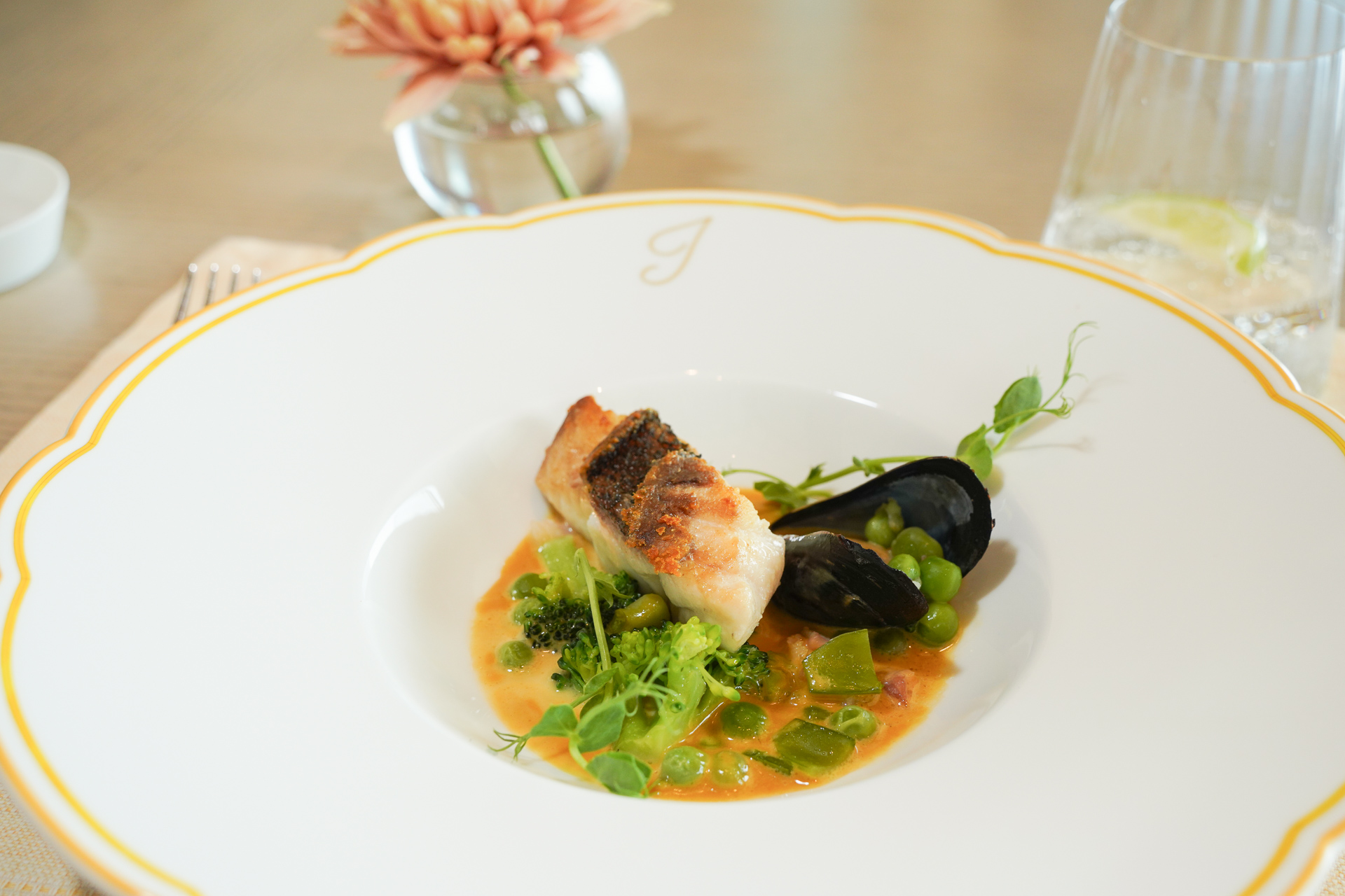 メインは2種類から選択。鯛のソテー、グリーンピースのフランセーズ、サフランソース