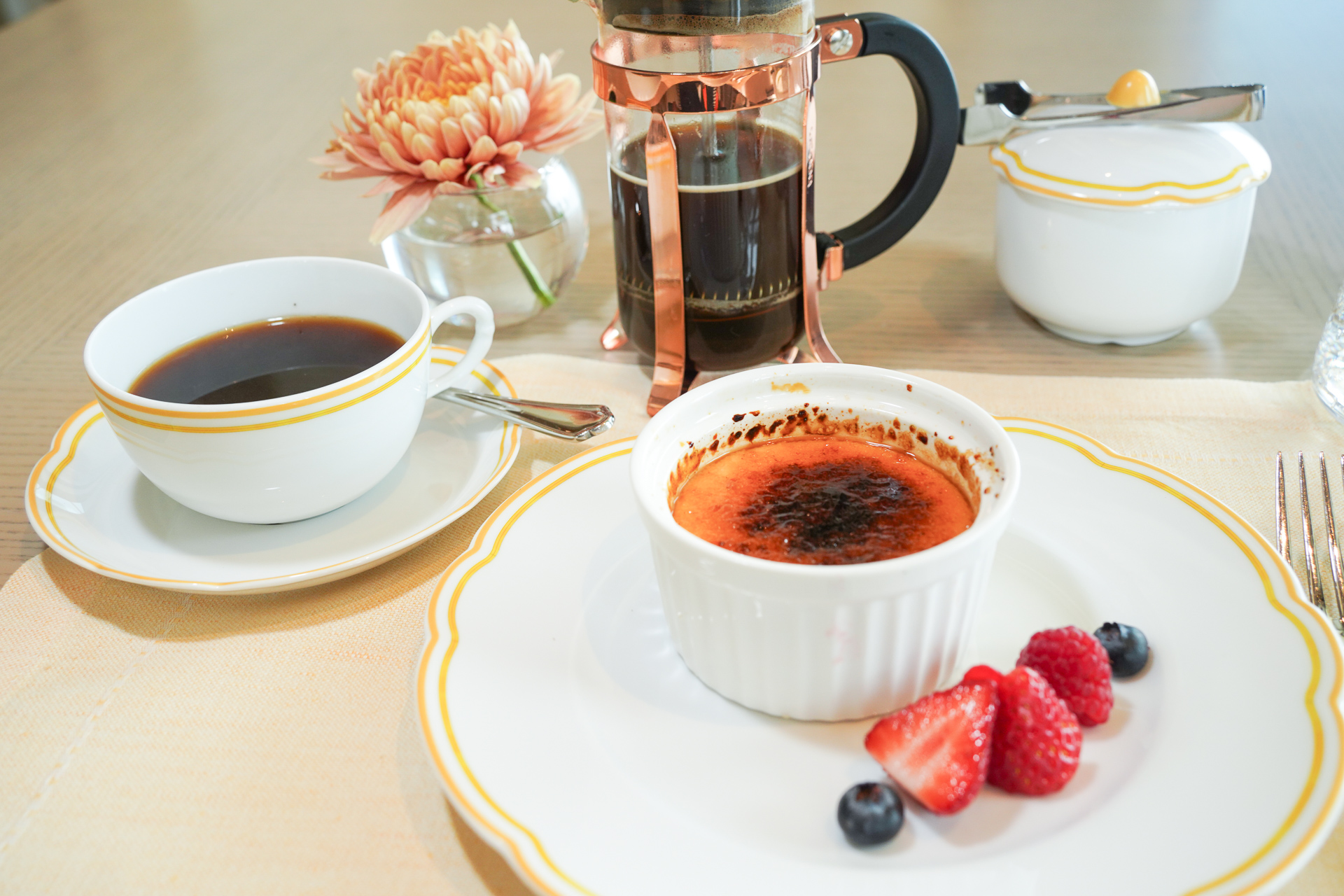 デザートのクリームブリュレ。ホットコーヒーはフレンチプレスのコーヒーメーカーのまま提供される