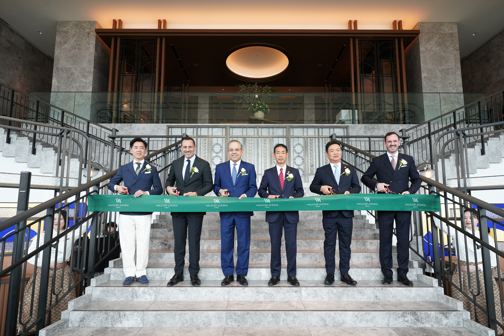 写真左から、建築家兼インテリアデザイナー アンドレ・フー氏、ヒルトン ラグジュアリーブランド上席副社長兼グローバルヘッド ディノ・マイケル氏、オリックス不動産株式会社 社長 深谷敏成氏、ヒルトン 日本・韓国・ミクロネシア地区 代表 ジョセフ・カイララ氏、オリックス・ホテルマネジメント株式会社 取締役社長 似内隆晃氏、ウォルドーフ・アストリア大阪 総支配人 アンドリュー・ムーア氏