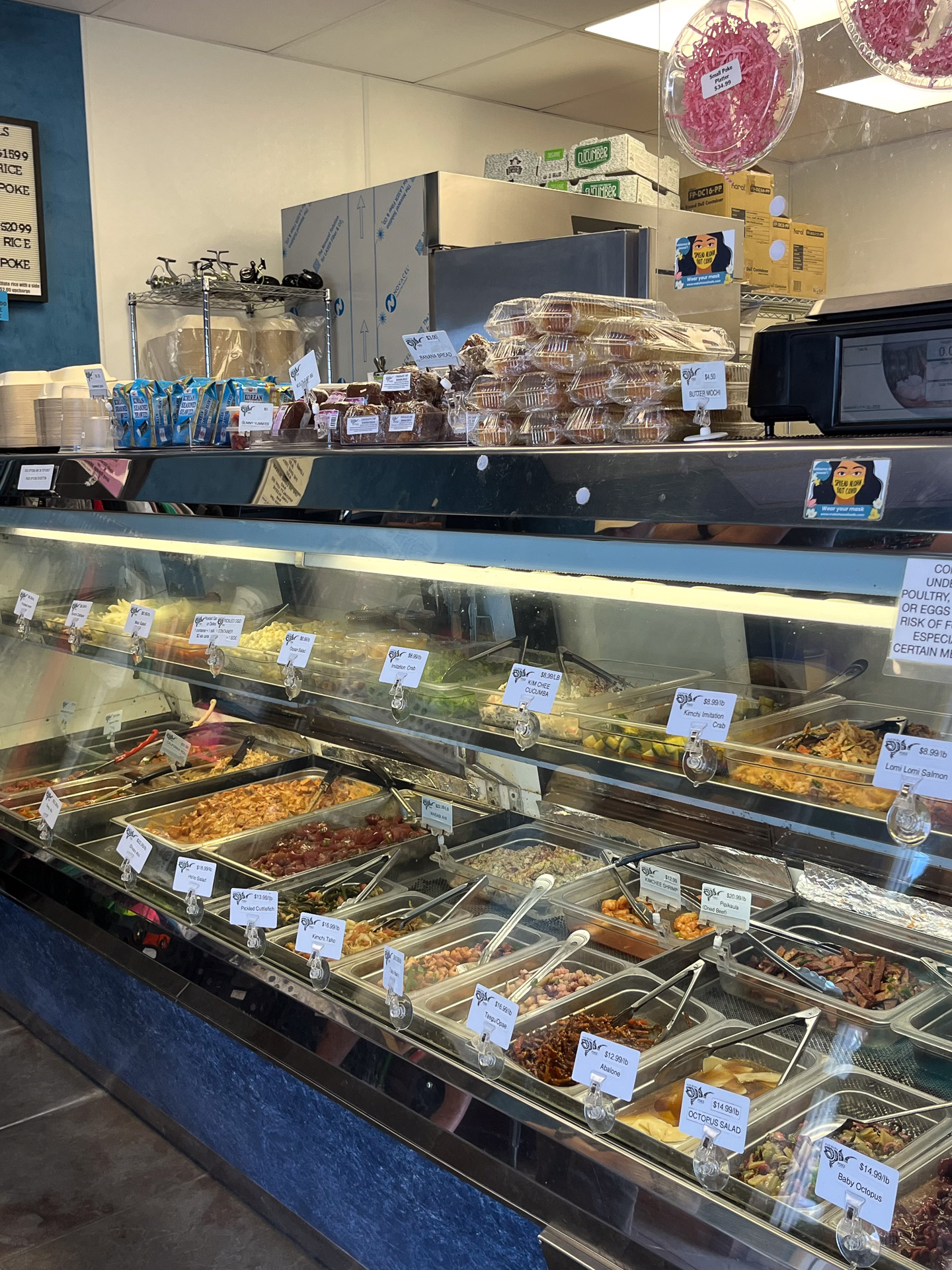 さまざまな味付けのポケと付け合わせが並ぶ