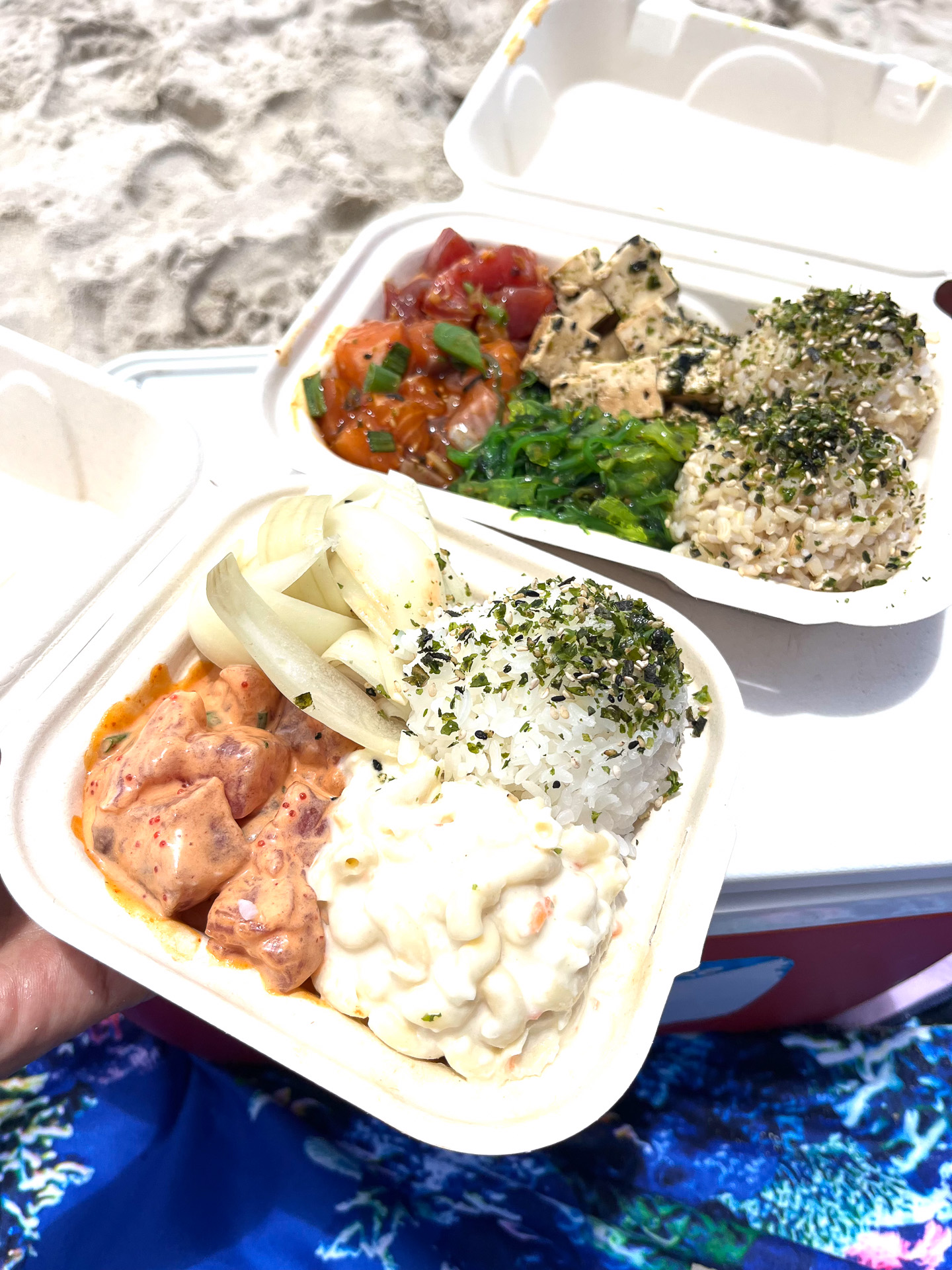 ポケ弁当。新鮮なポケと付け合わせでフレーバー豊かなランチに