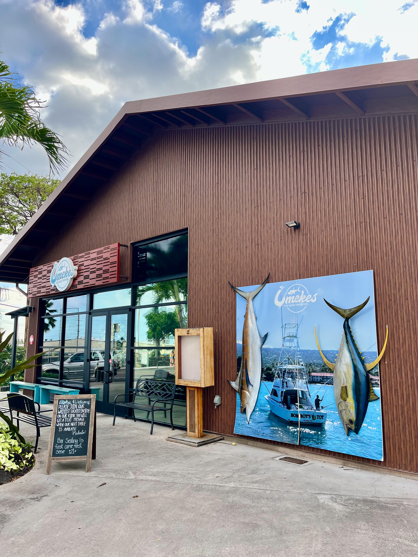 「ウメケズ」レストランの入り口。右サイドには持ち帰り専用の入り口もある