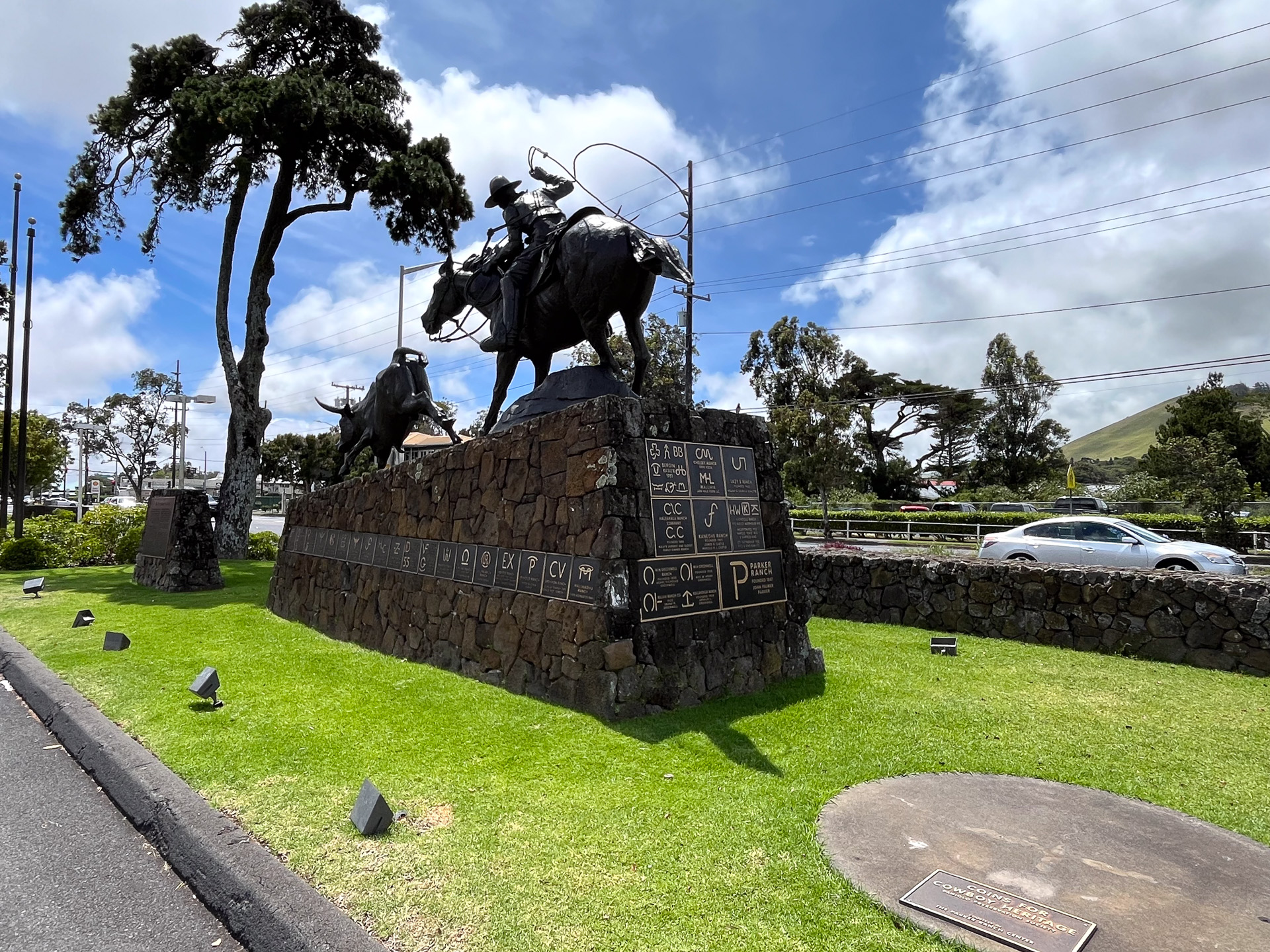 パニオロの像が目印の大きなショッピングセンター「ワイメアセンター」があり、レストランや買い物ができる