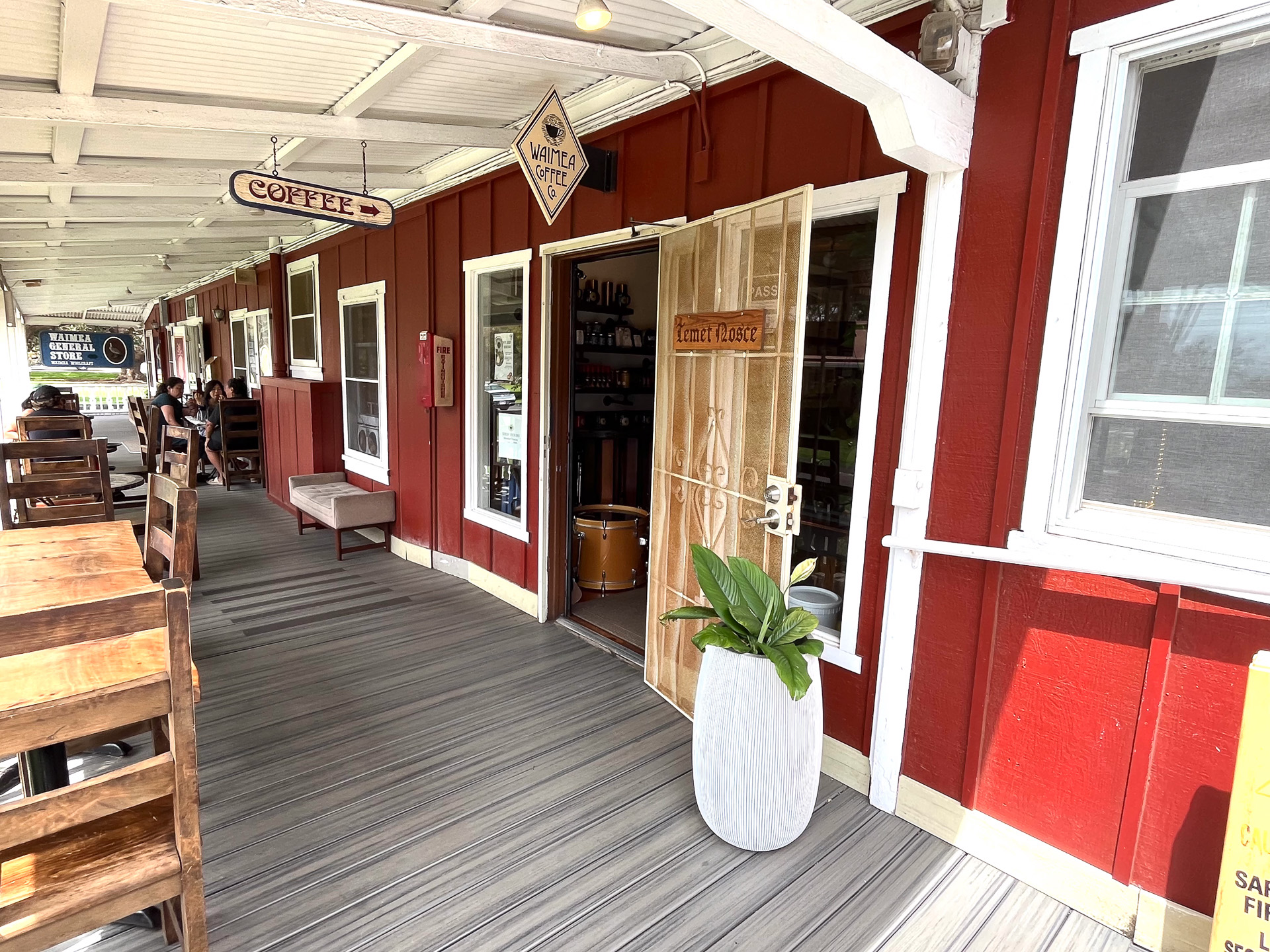 地元の人がおしゃべりにコーヒーを飲みにくる「ワイメア・コーヒー・カンパニー」