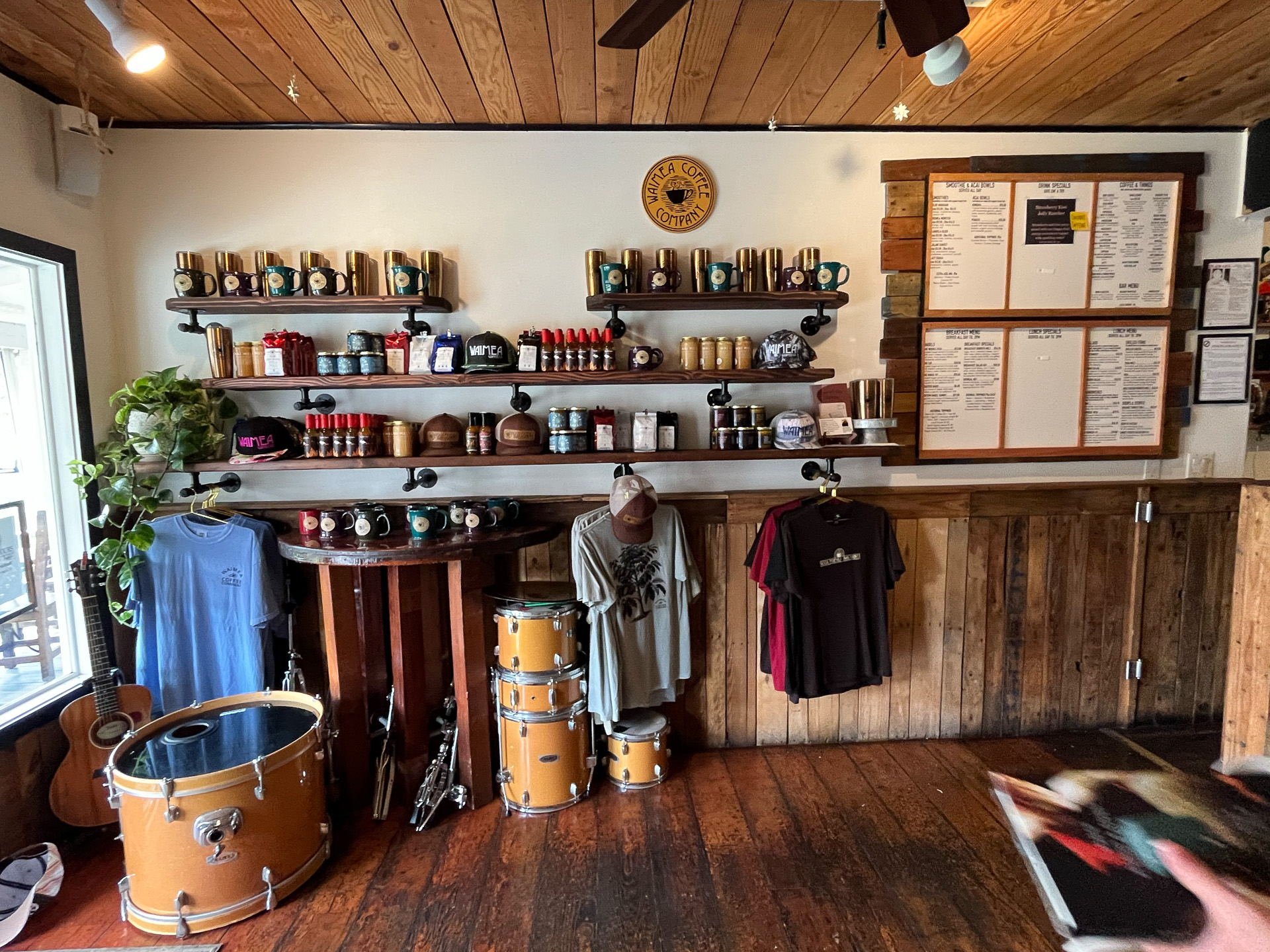 コーヒー豆やTシャツなどを販売している
